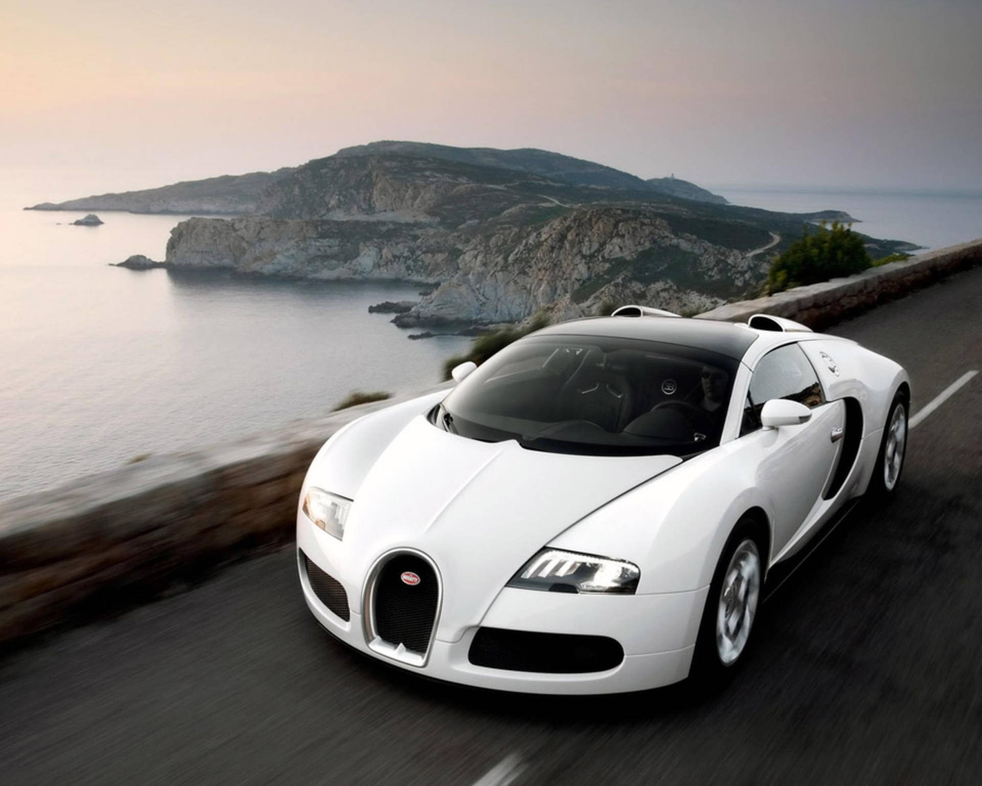 Hvid Bugatti ved kystvejen — Bugatti Wallpapers