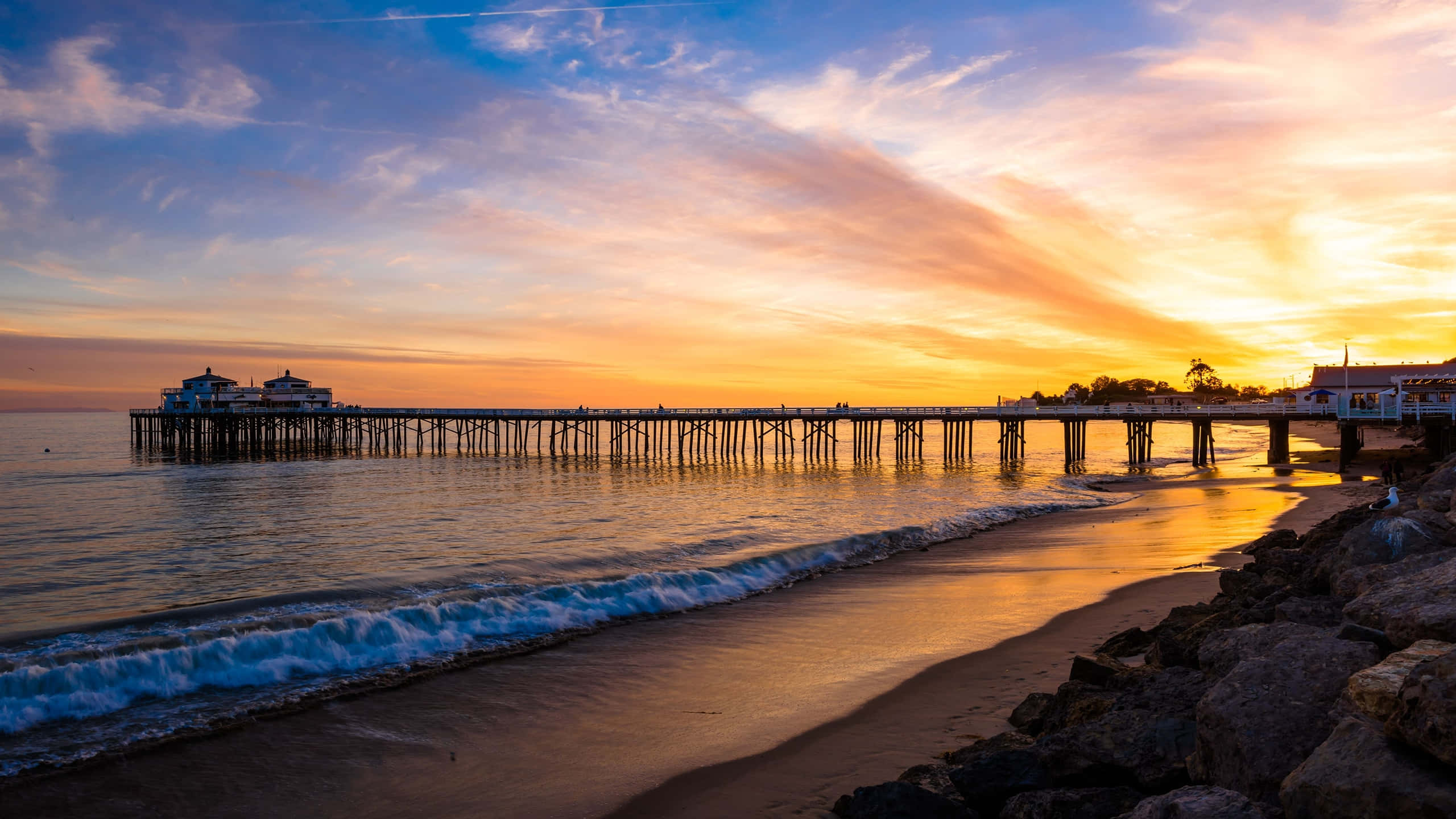 1440p Malibu Pier Gylden Solnedgang Baggrund Wallpapers