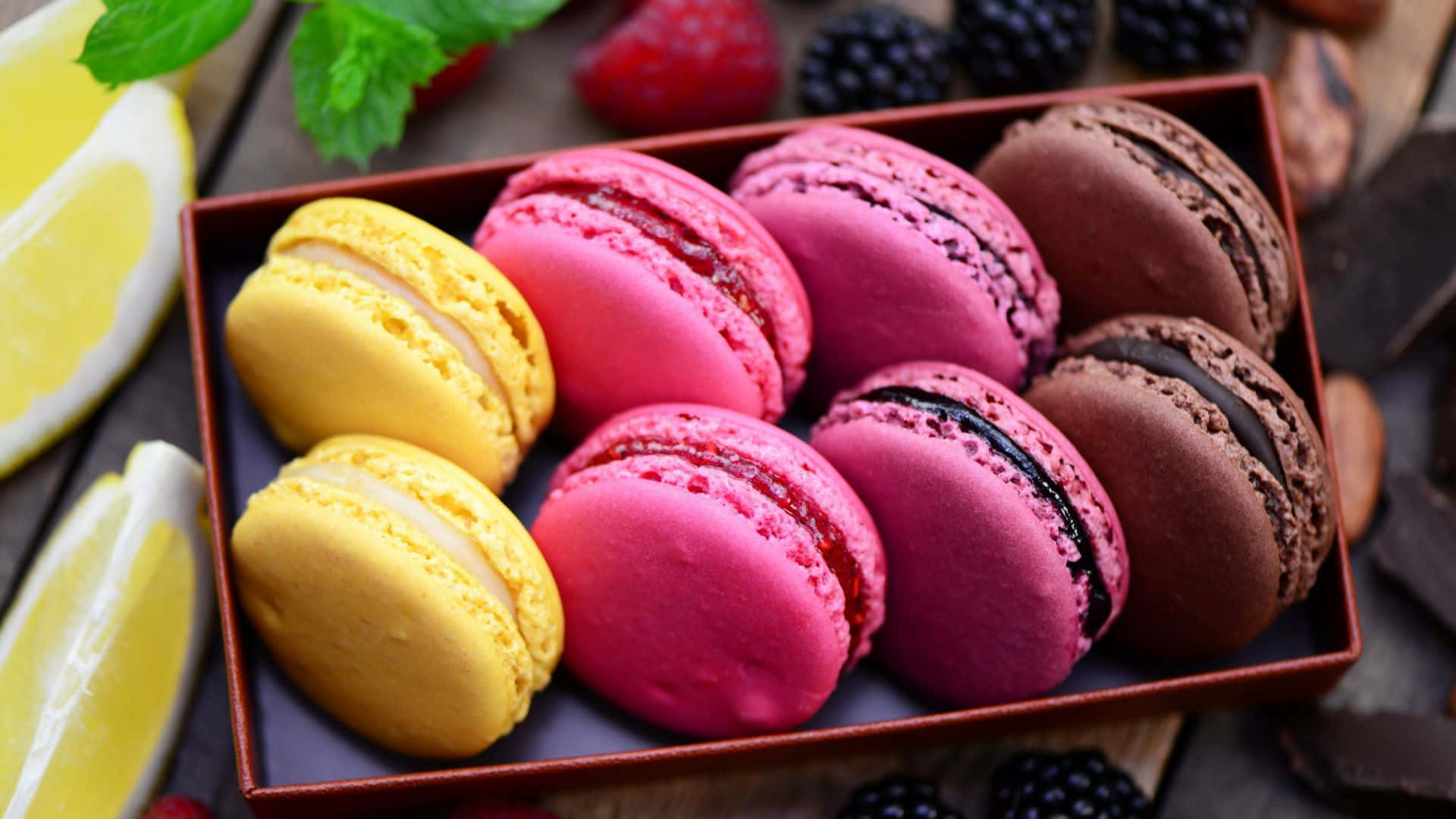 1920x1080 Dessertbaggrund Macaroner i æske Wallpapers