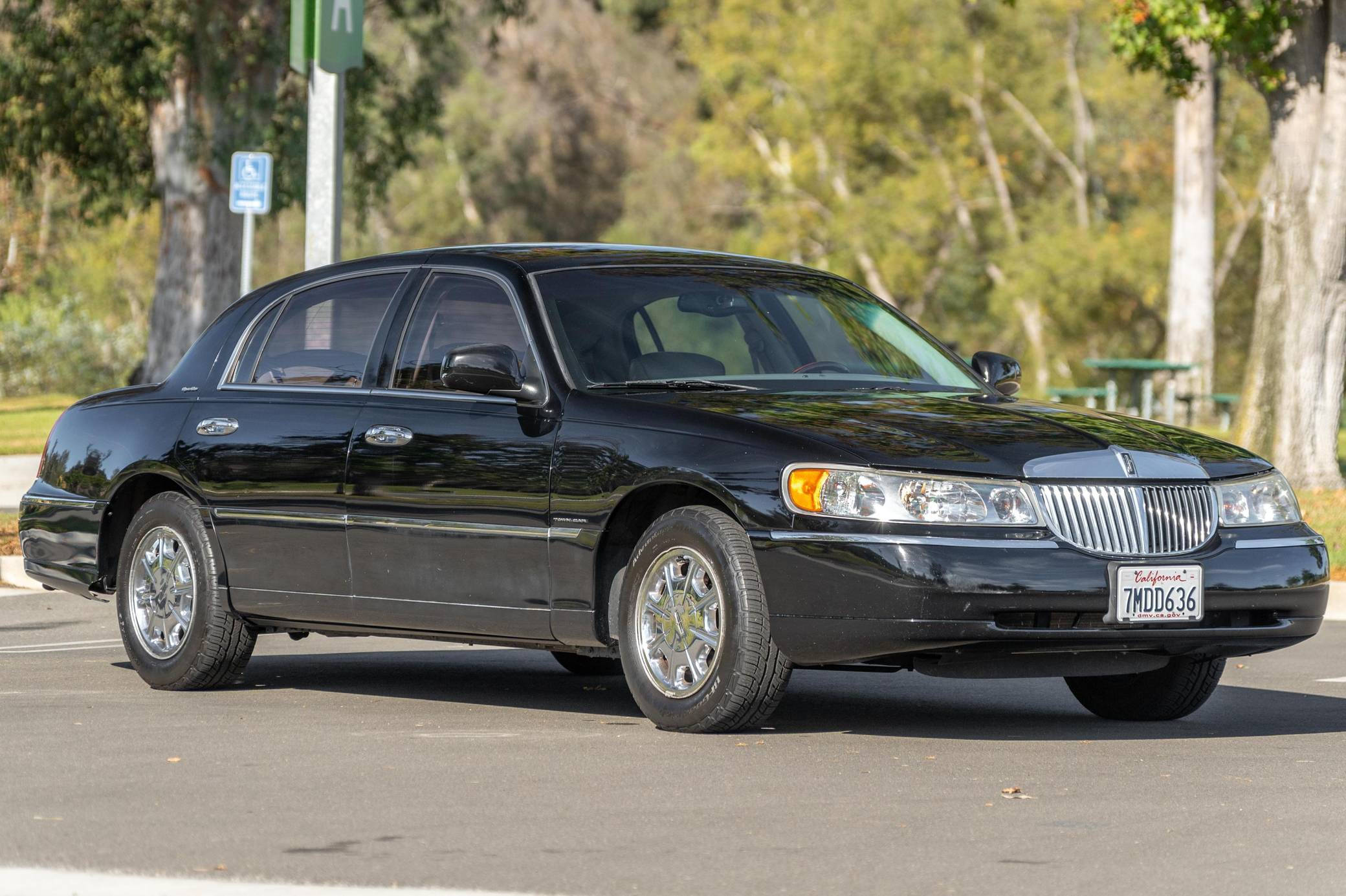2001 Lincoln Town Car på parkeringsplads Wallpapers
