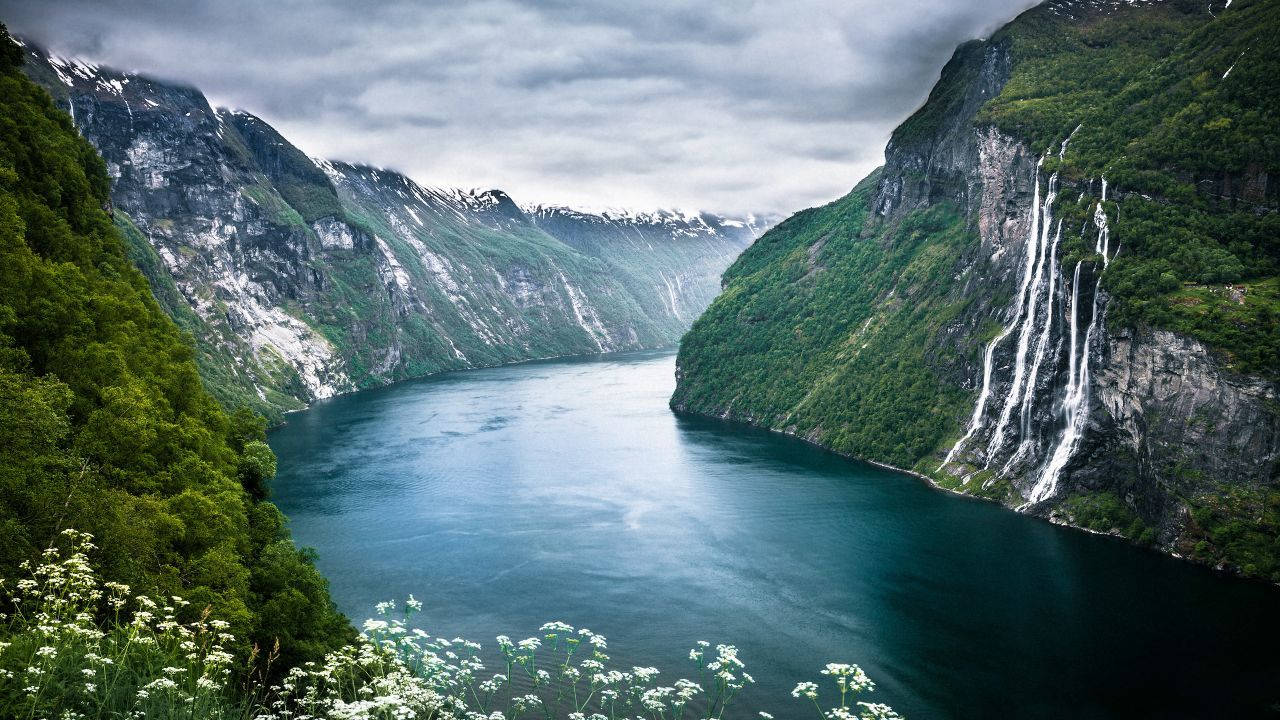 4K Naturflod under skyet himmel Wallpapers