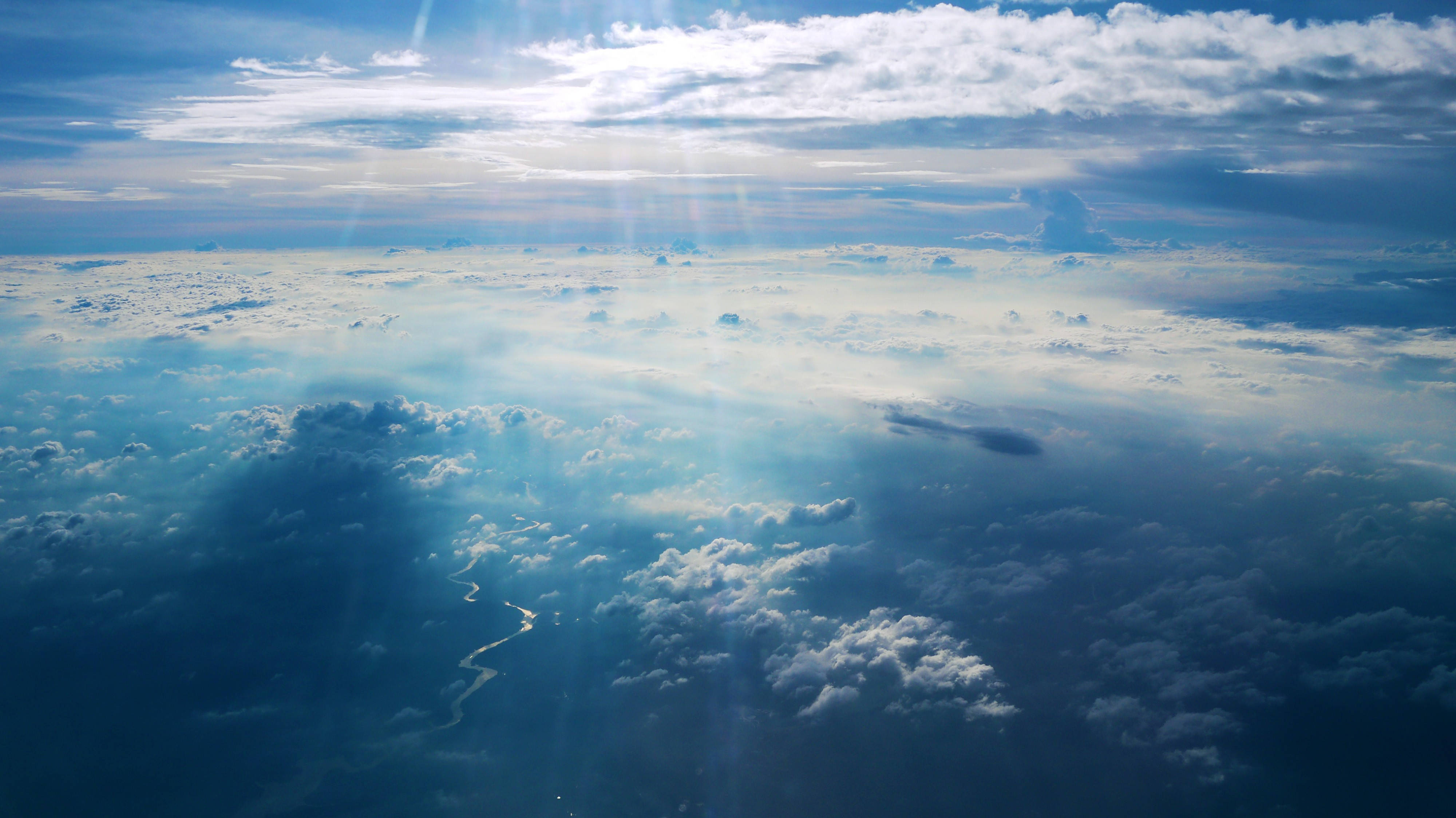4K Sky Layers med Solstråler Wallpapers
