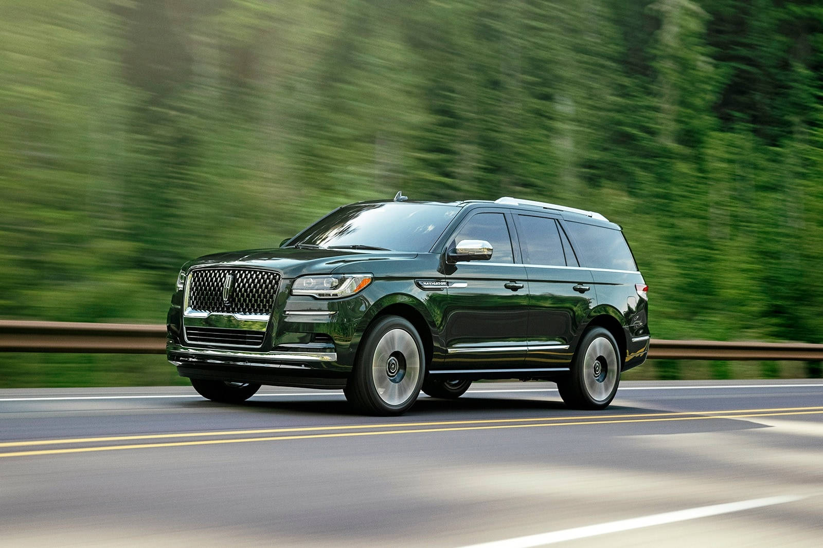 Actionbillede af en Lincoln Car Navigator — Biler Wallpapers