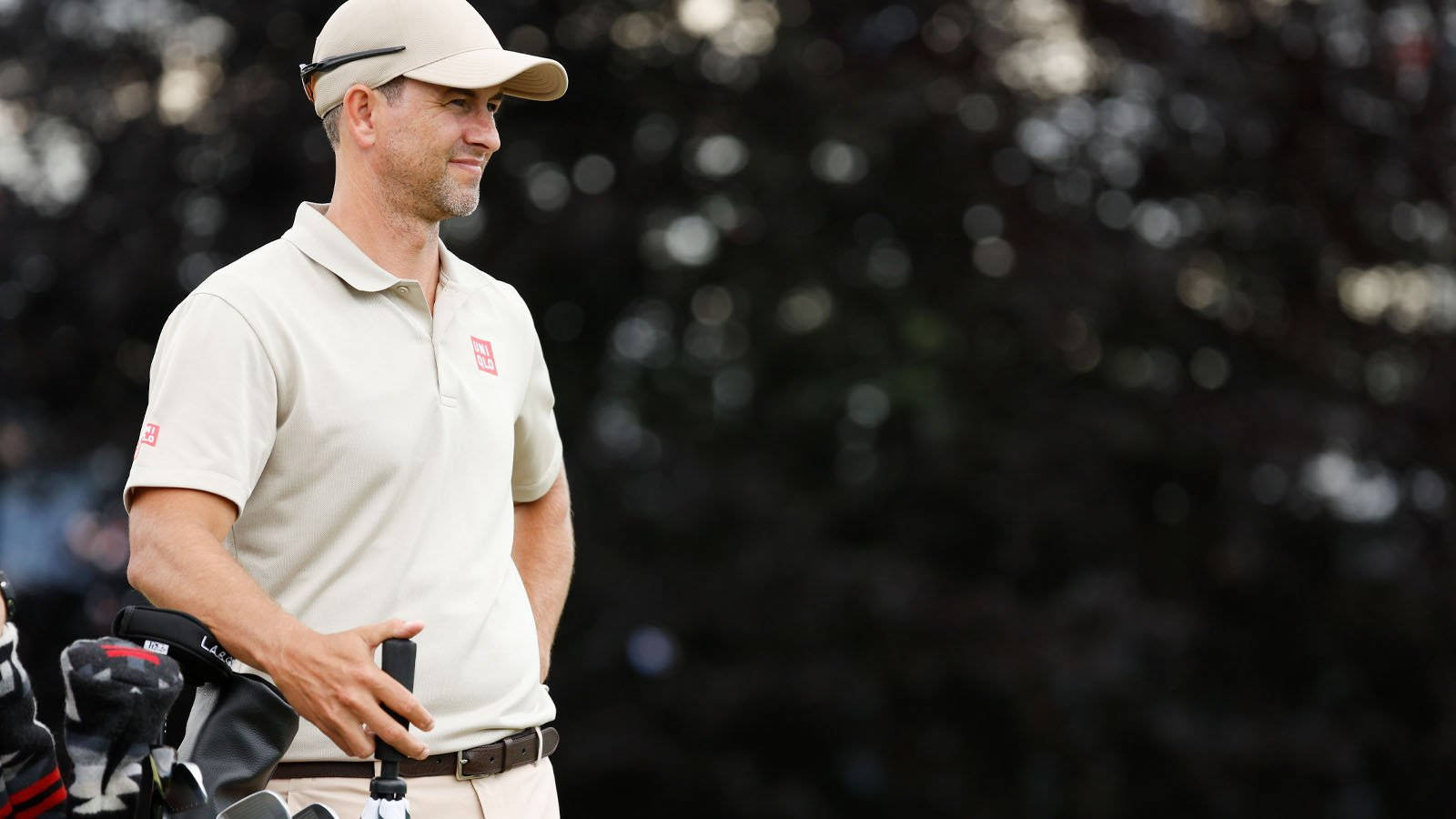 Adam Scott i beige outfit Wallpapers