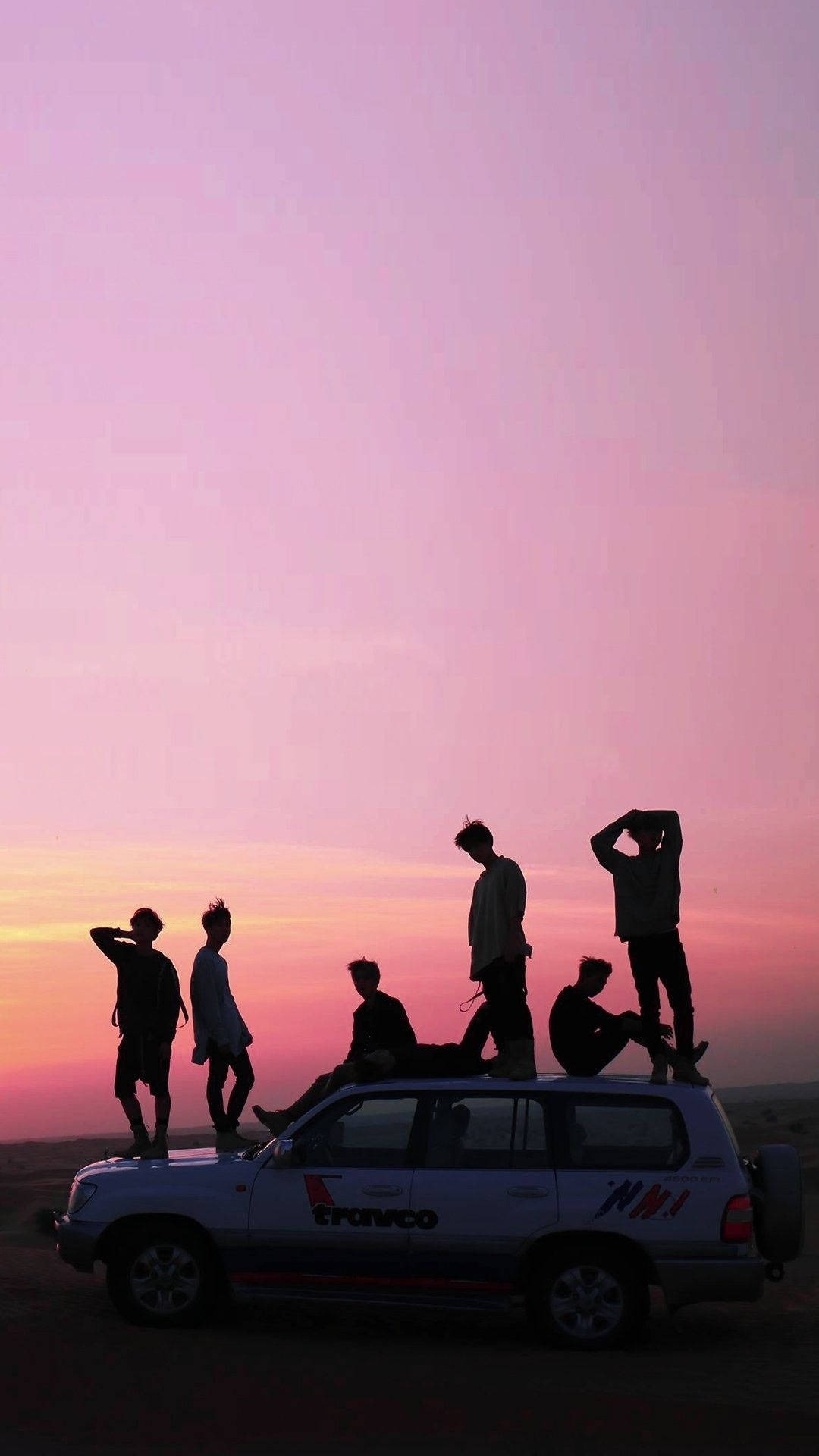 Æstetisk BTS Silhuet Under Lyserøde Himle Wallpapers