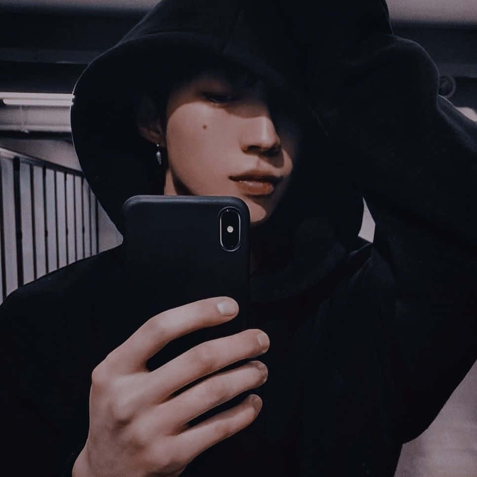 Æstetisk dreng iført en oversized sweater og beanie Wallpapers