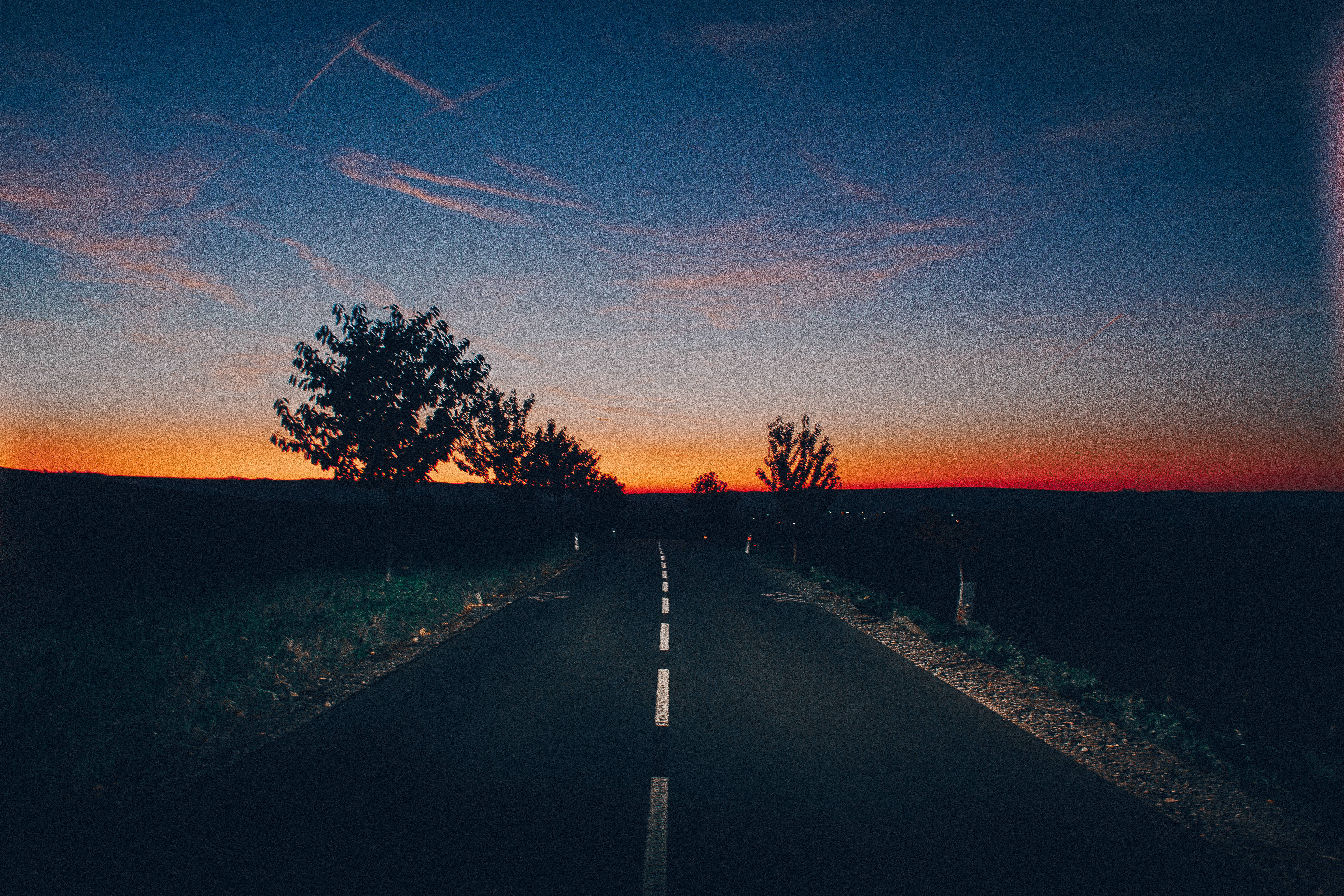 Æstetisk himmel over tom vej med træer Wallpapers