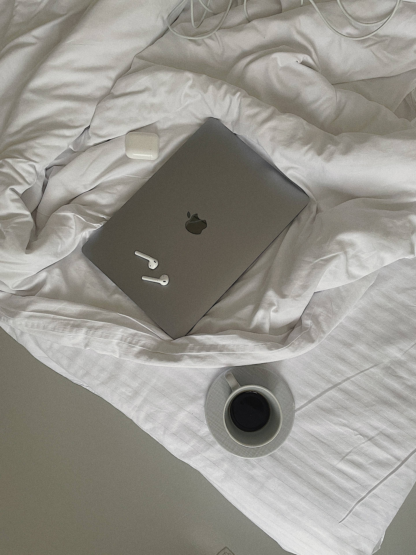Æstetisk sølv Mac og Airpods — Æstetisk Wallpapers