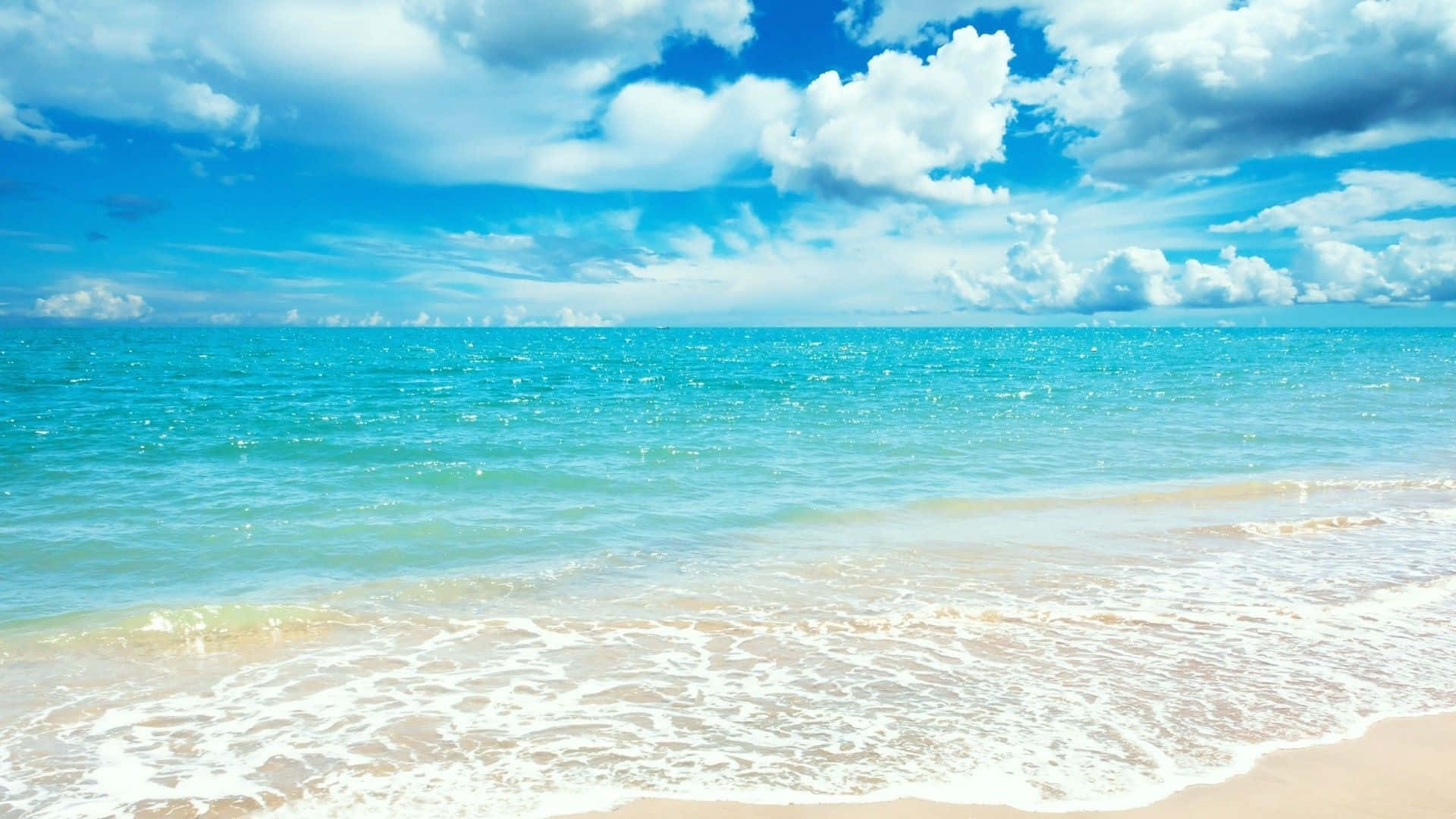 Æstetisk strand-laptop med skyet himmel Wallpapers