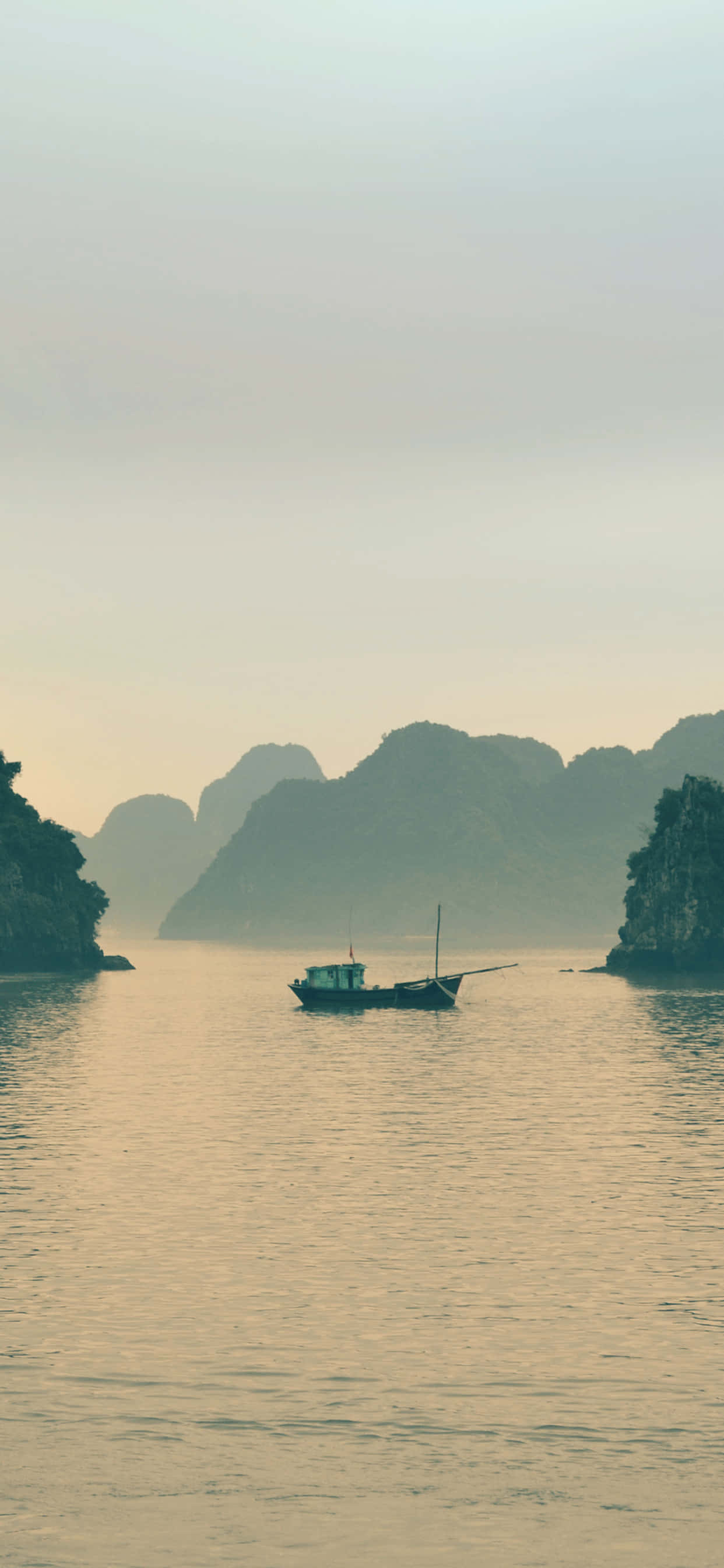 Smuk udsigt over Halong-bugten i Vietnam Wallpapers
