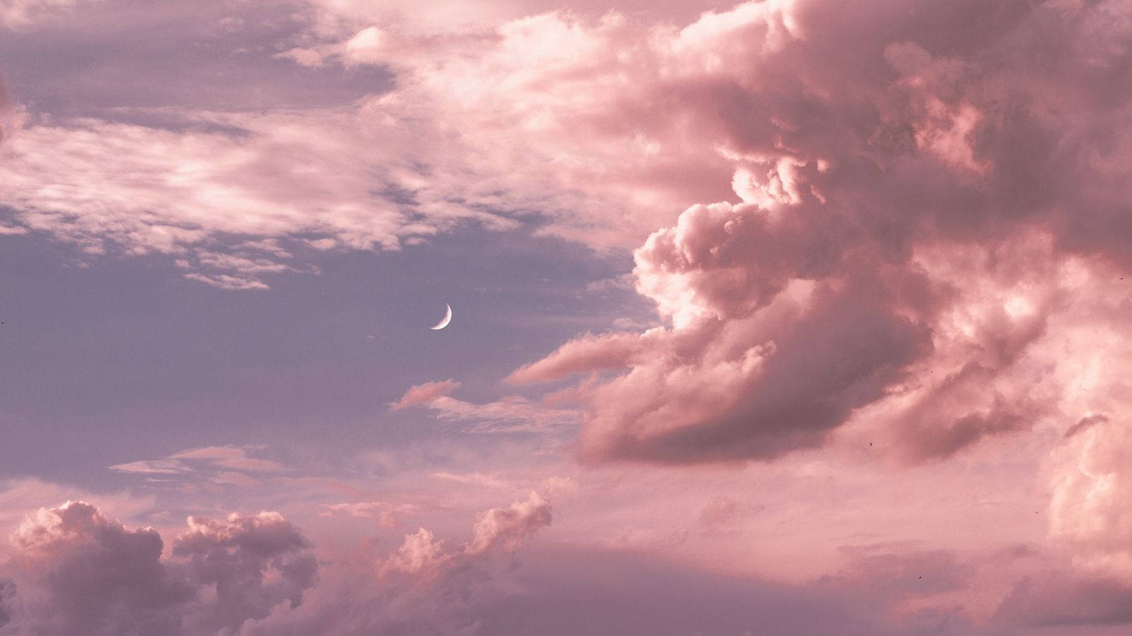 Æstetiske skyer og fjern halvmåne Wallpapers