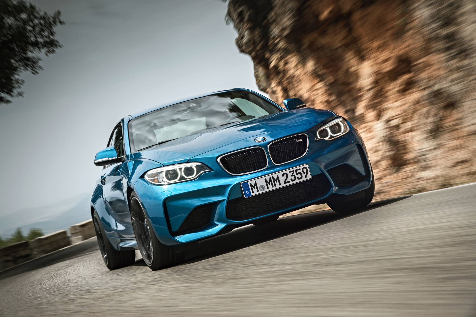 Blå BMW M2 F87 bil på vej ved siden af bjerg baggrundsbillede — Bmw Wallpapers