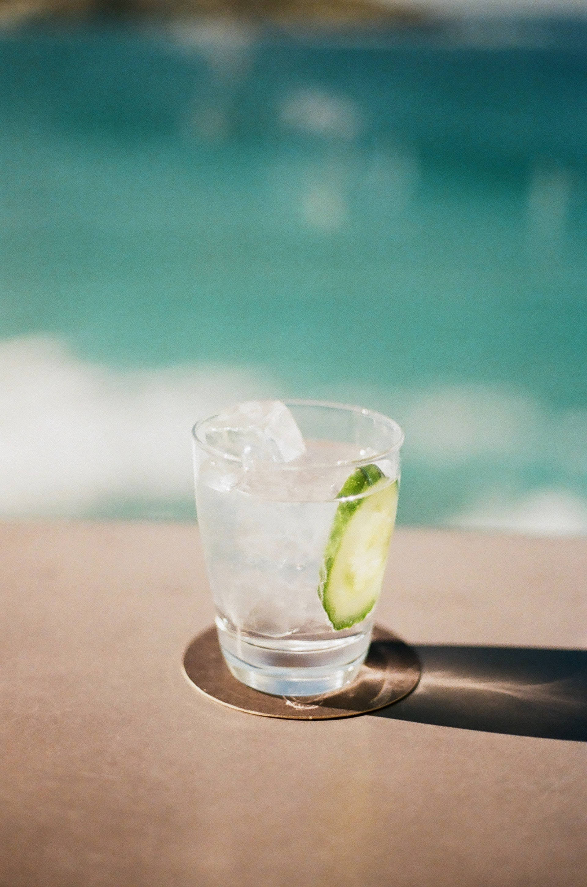 Afkølet gin med skiveskåret agurk Wallpapers