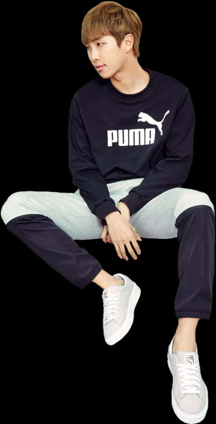 Afslappet Puma-outfit i siddende positur Wallpapers