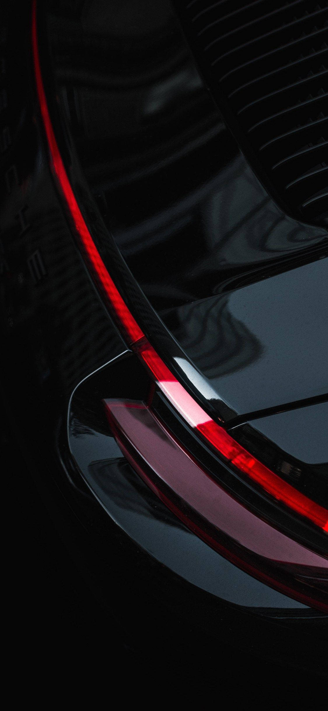 Afspejler luksusen ved iPhone XR med en sort bil på en flammende vej. Wallpapers