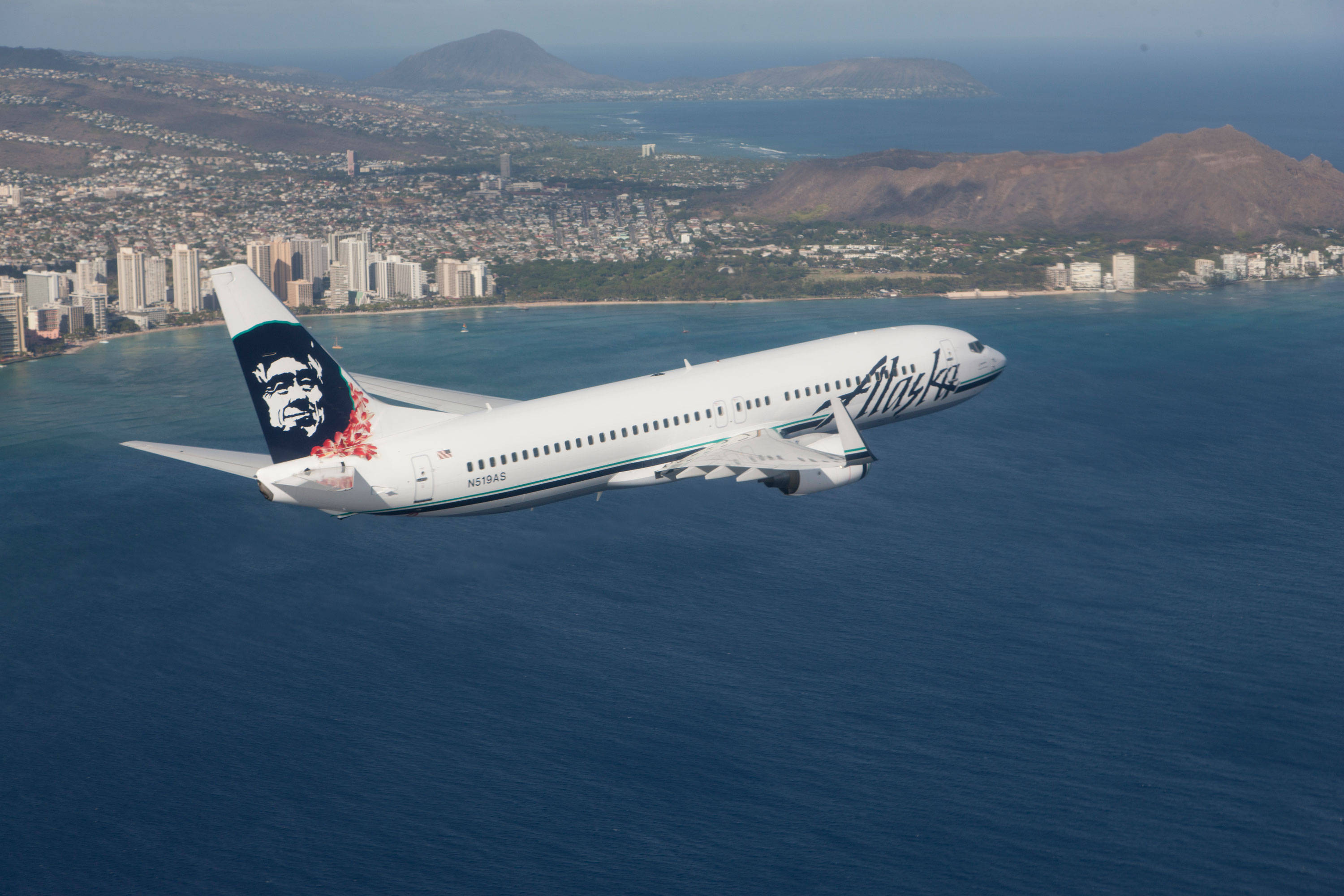 Alaska Airlines flyver over havet Wallpapers