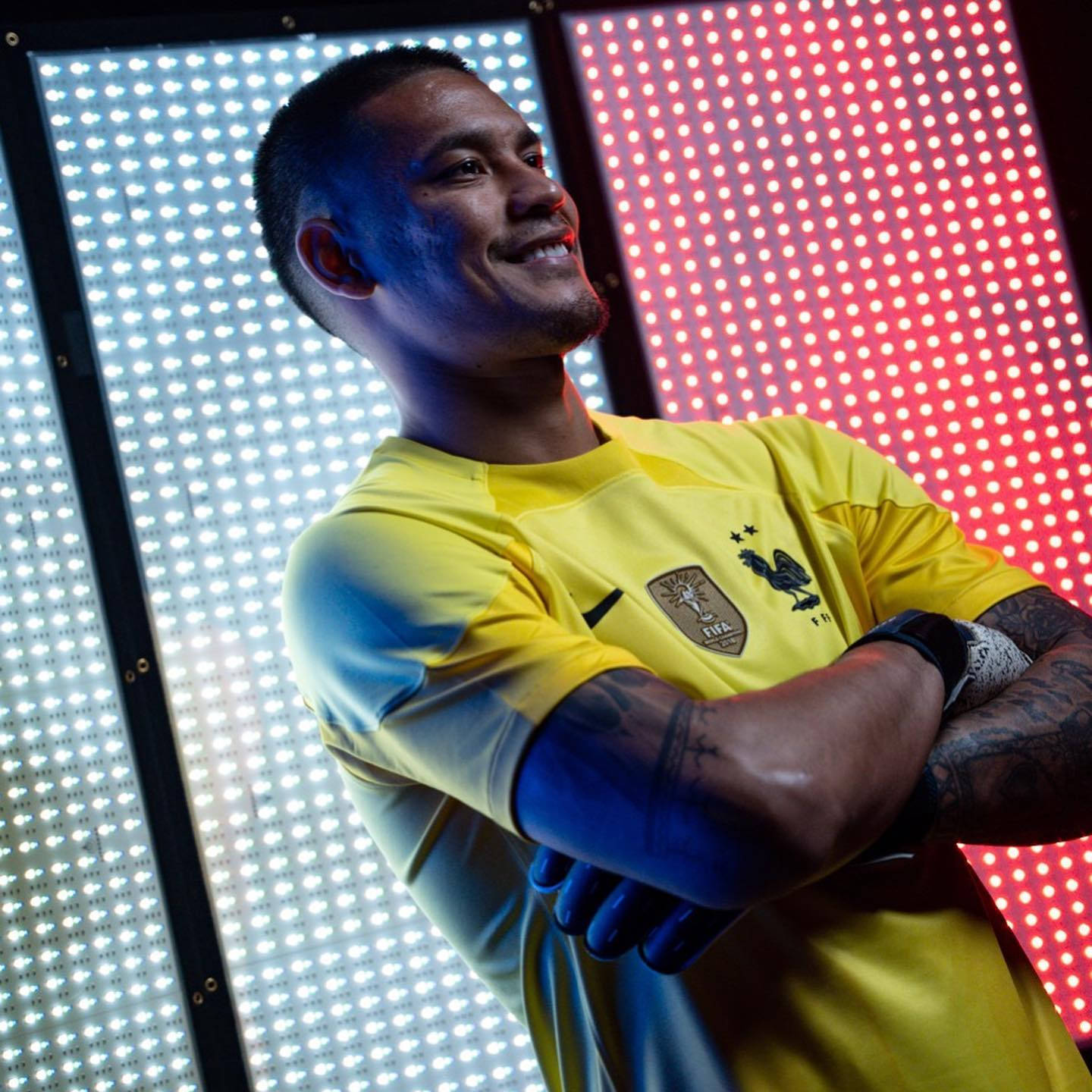 Alphonse Areola med armene over kors Wallpapers