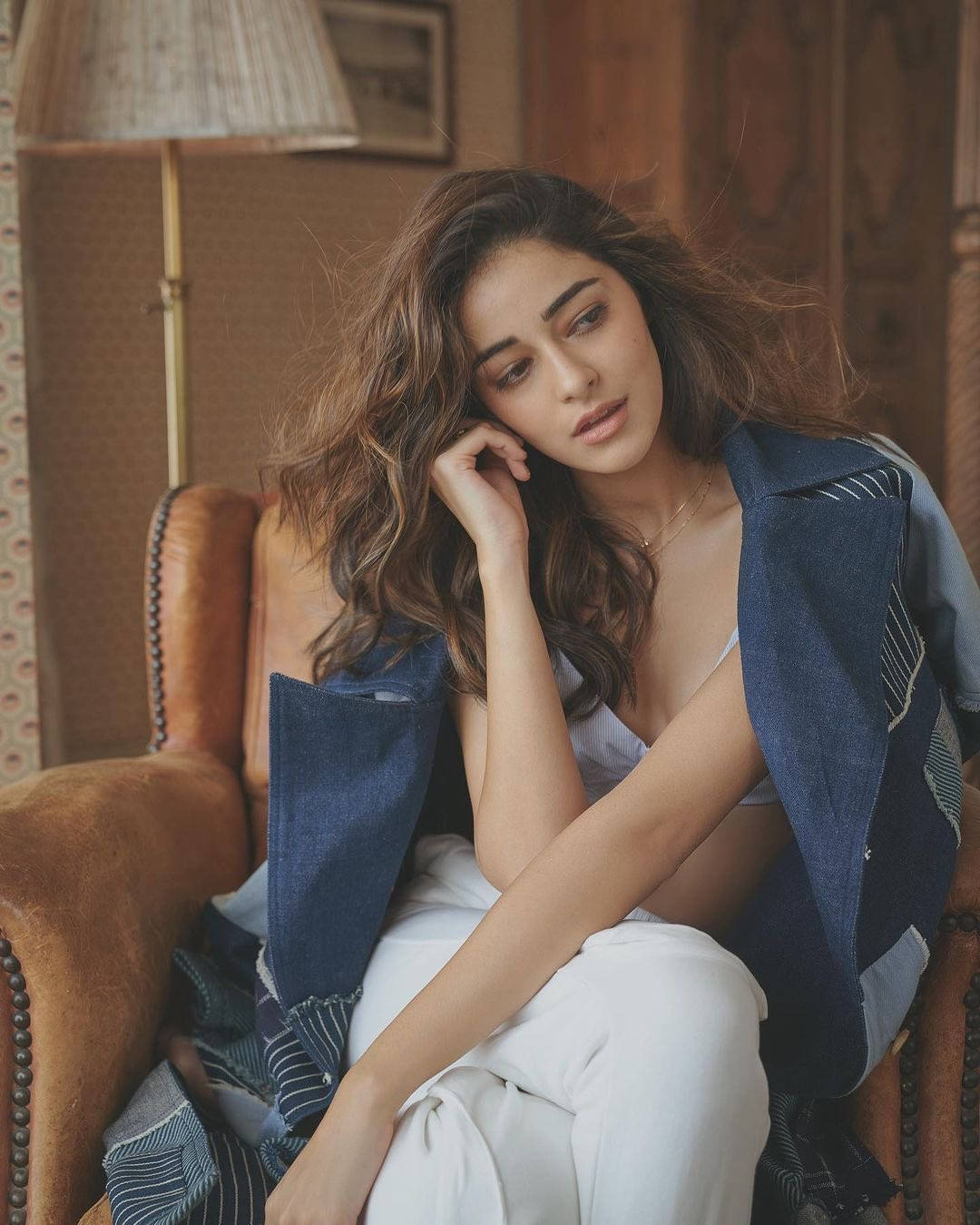 Ananya Pandey i lænestol Wallpapers
