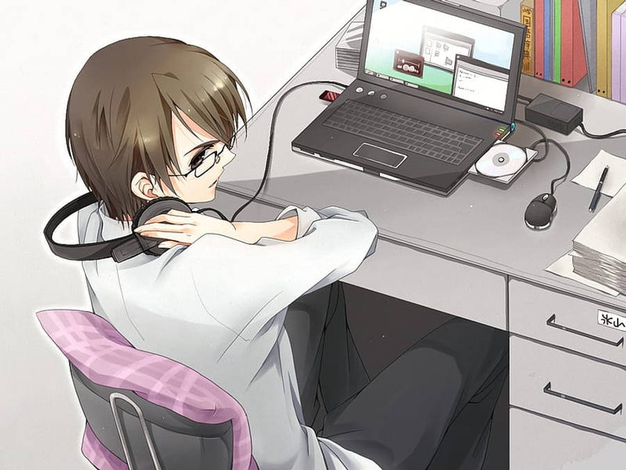 Anime-fyr holder sine hovedtelefoner mens han arbejder på bærbar Wallpapers