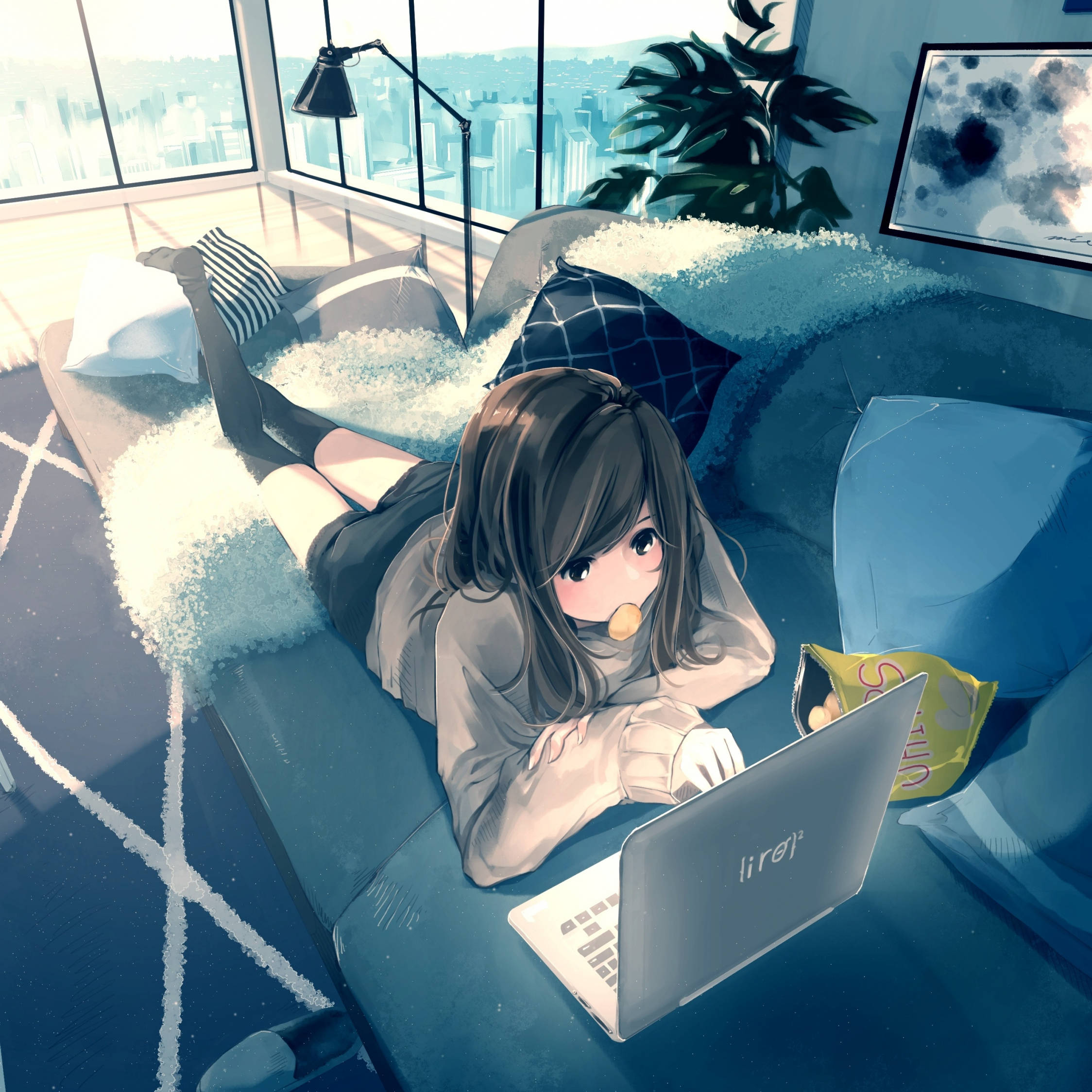 Anime-pige ligger ned og arbejder på sin bærbare Wallpapers