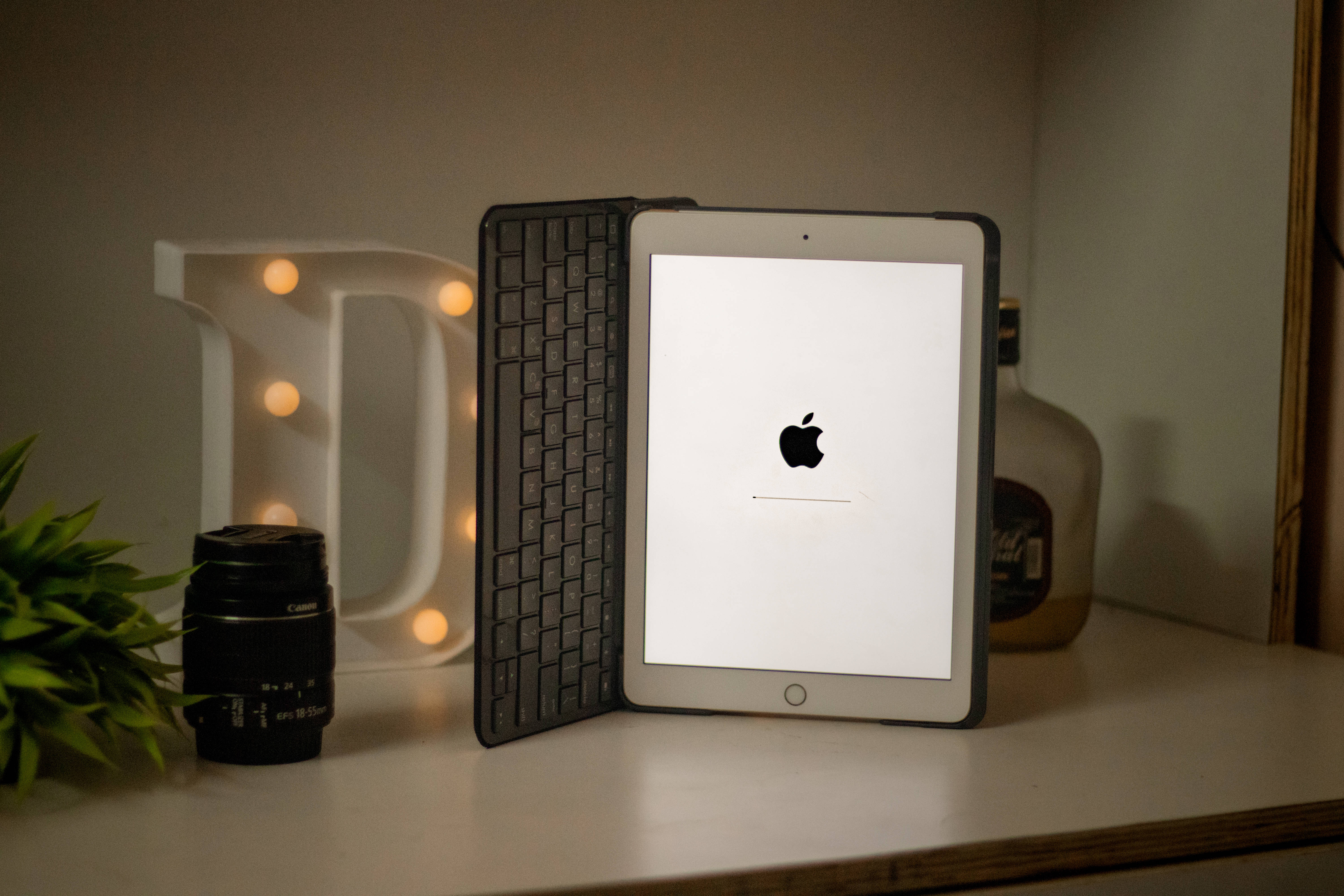 Apple iPad Pro med tastaturtilbehør Wallpapers