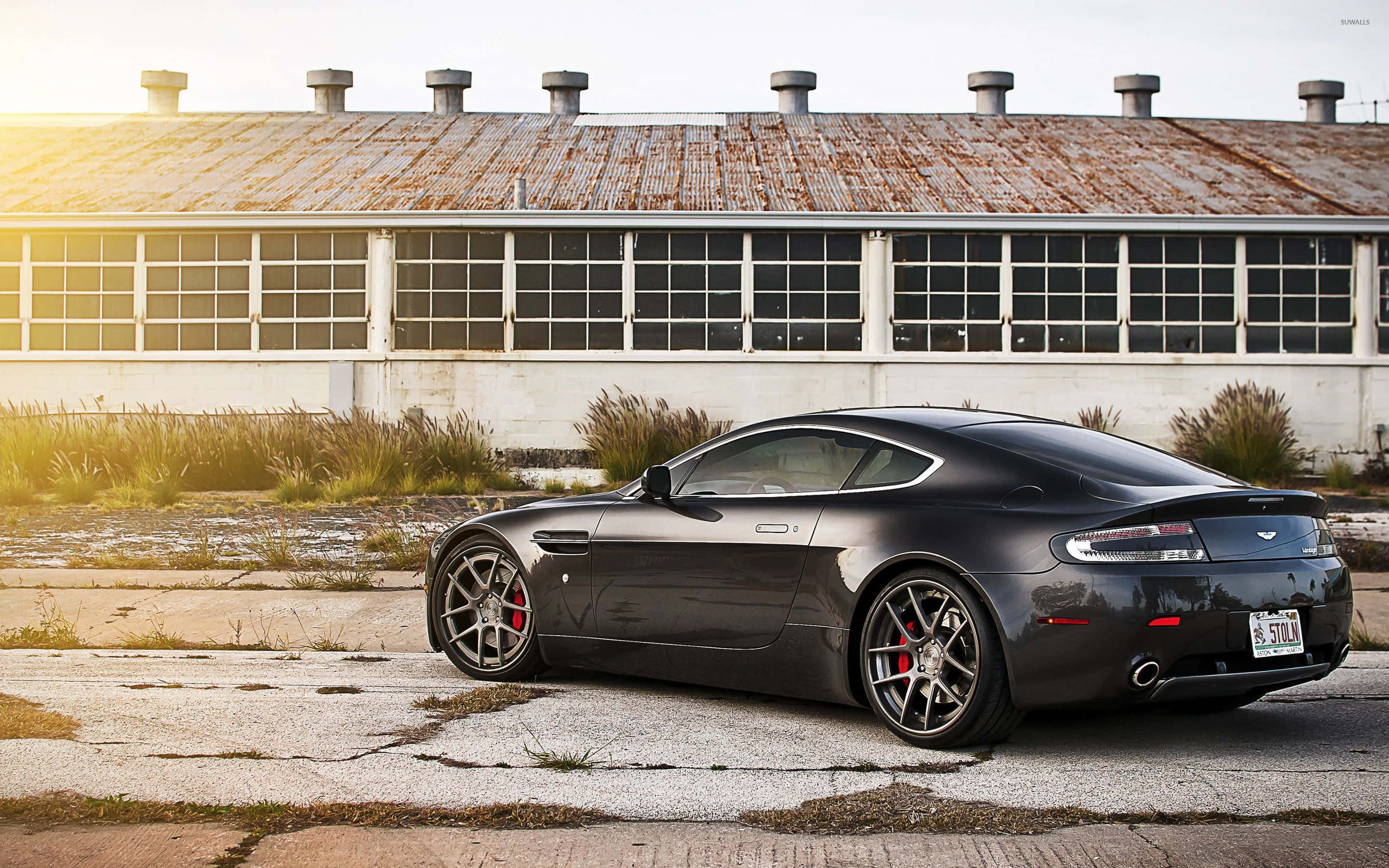 Aston Martin Vanquish i aktion på en naturskøn vej Wallpapers