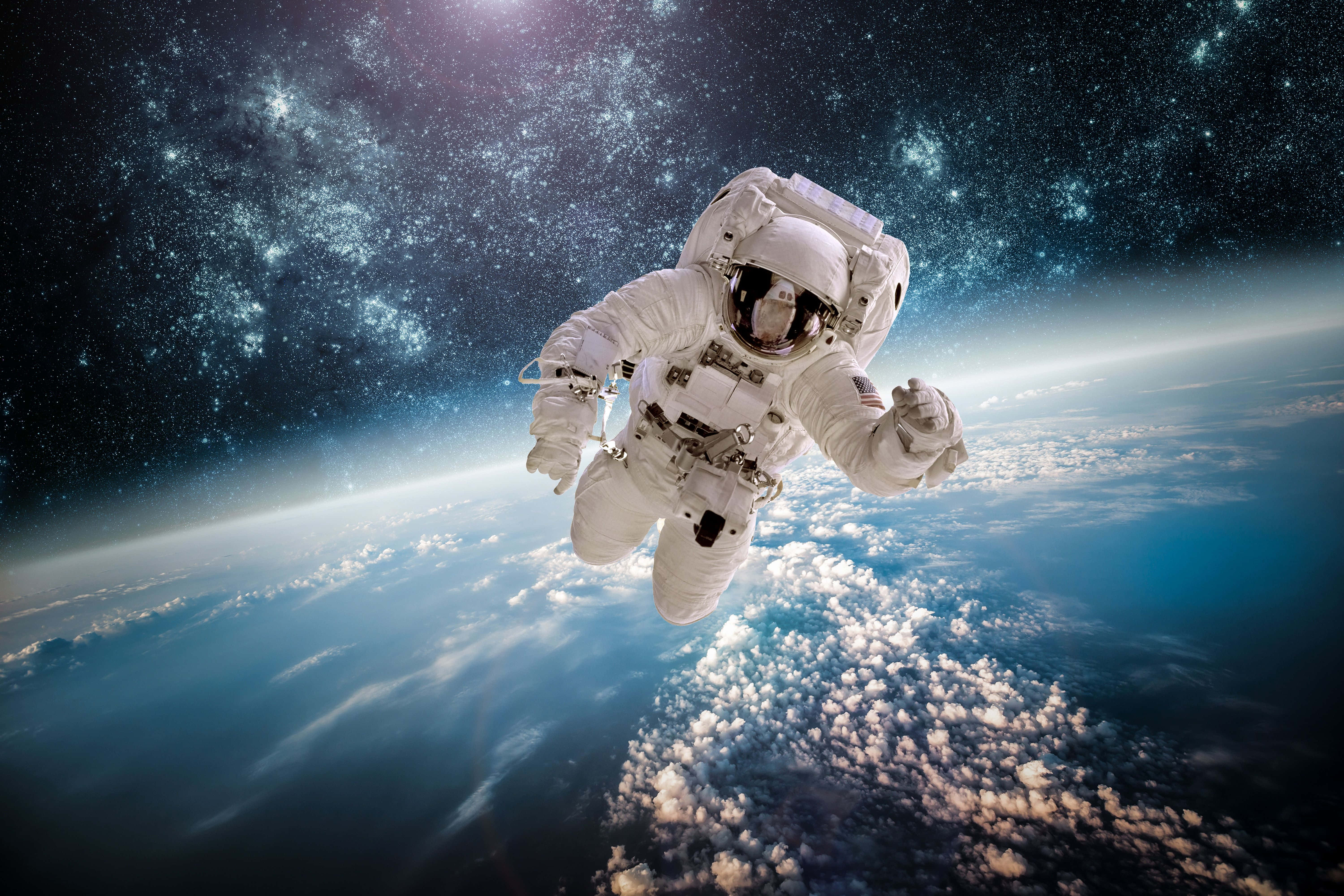 Astronaut i galakser skrivebord Wallpapers