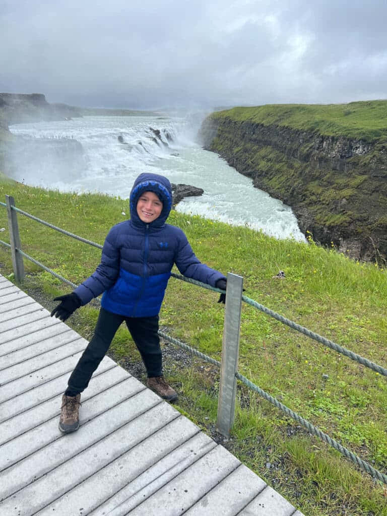 Barn på besøg ved Gullfoss-vandfaldet i Sydvestisland Wallpapers