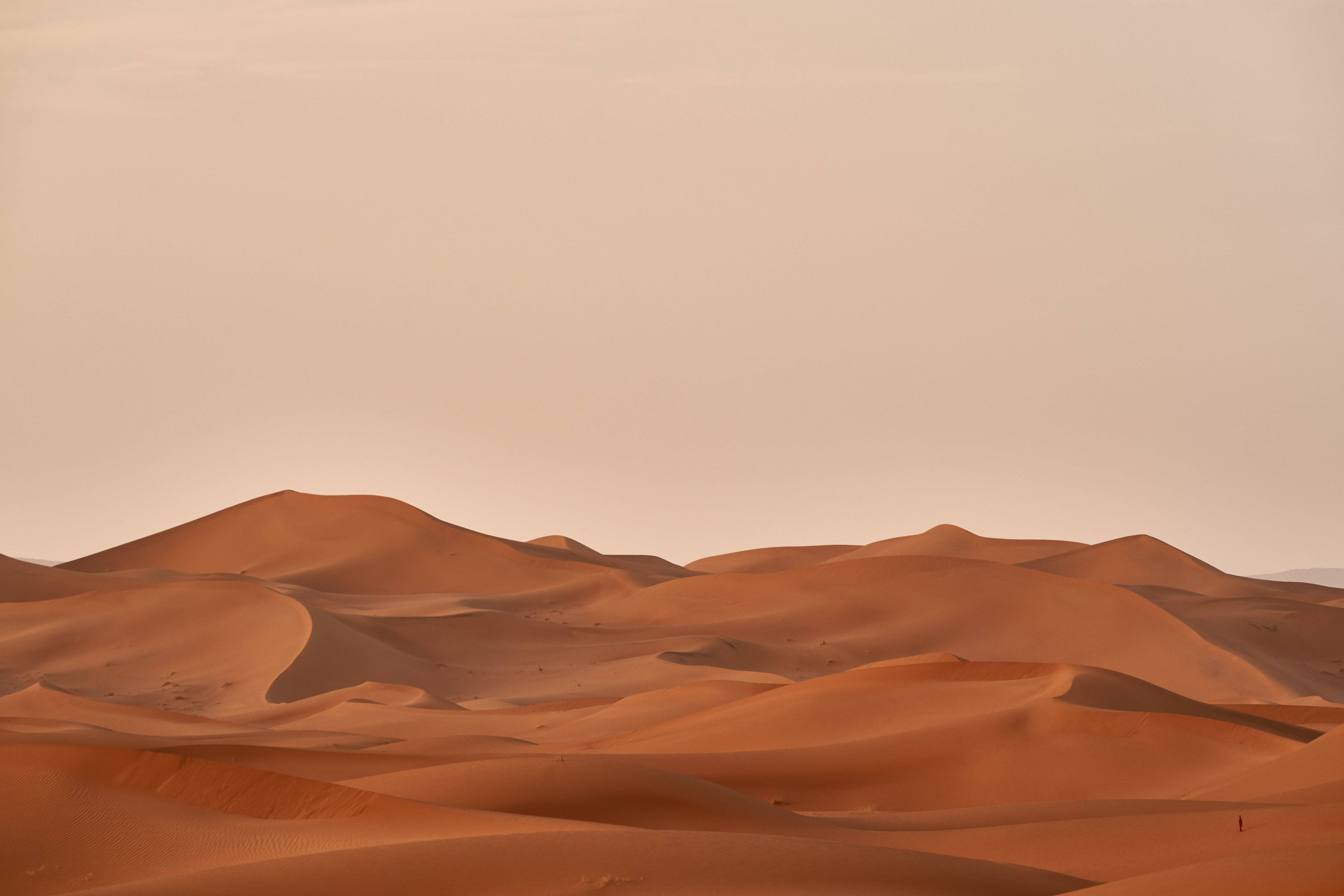 Beige ørkenæstetik til skrivebord Wallpapers