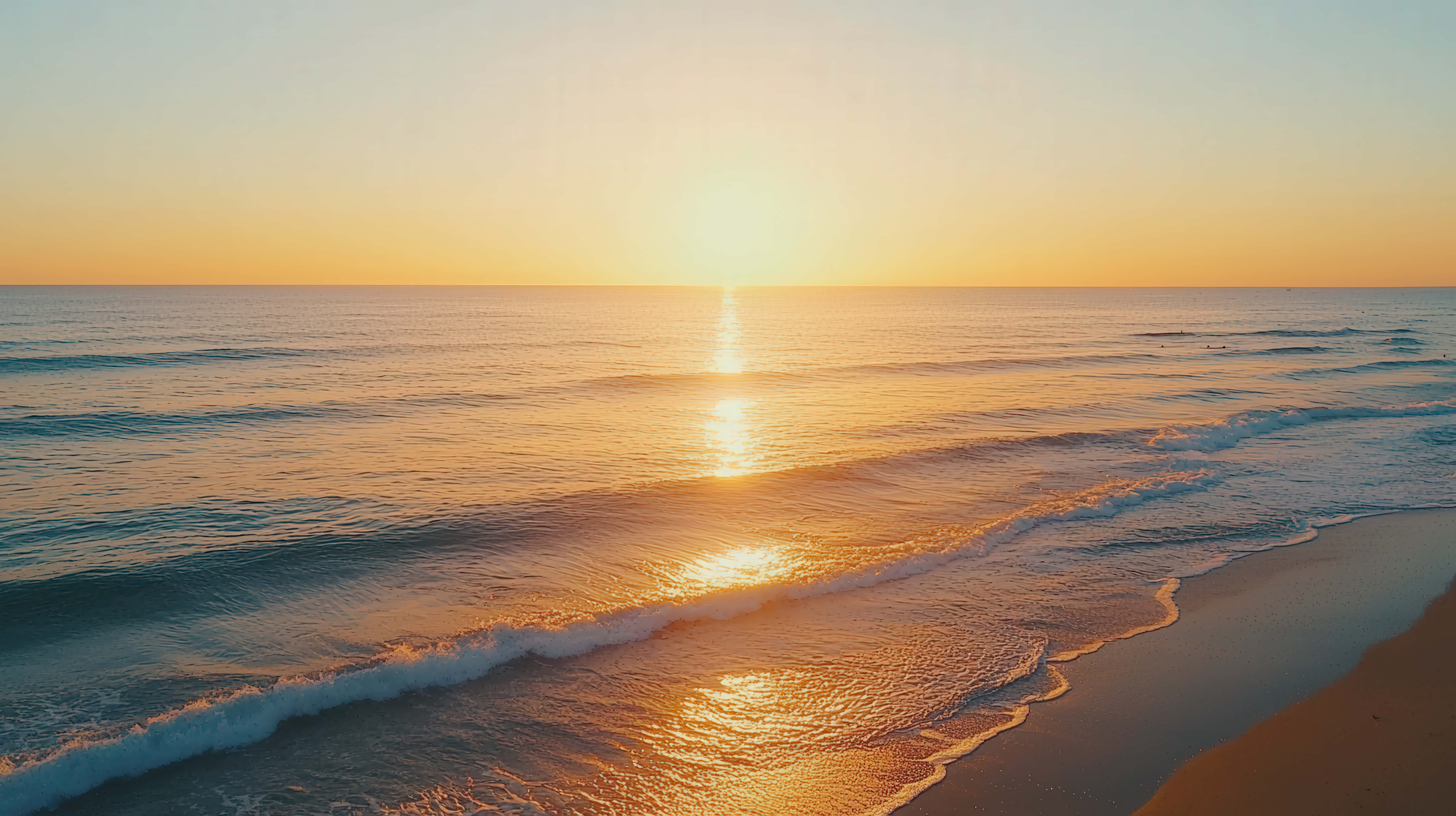 Betagende solnedgang over havet med gyldne refleksioner på blide bølger og en rolig strandhorisont Wallpapers