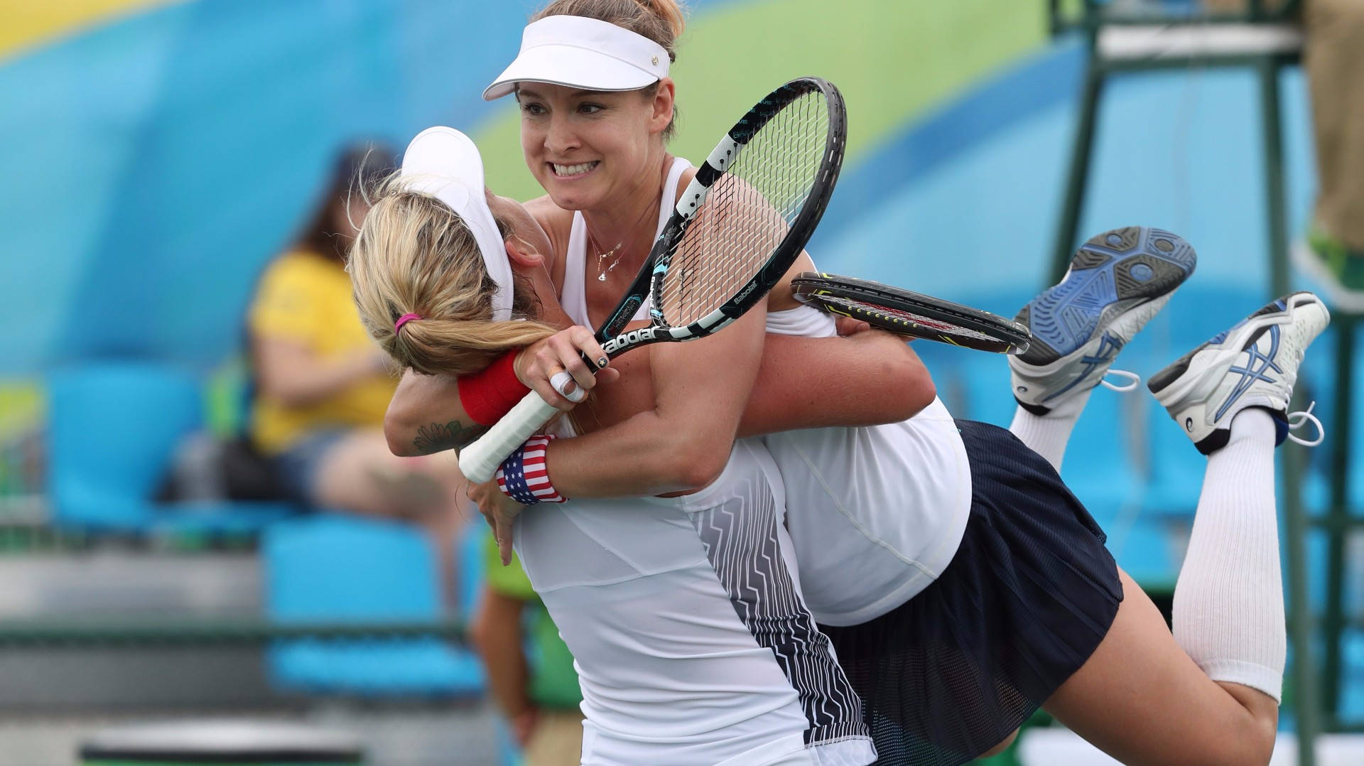 Bethanie Mattek-Sands omfavner sin medspiller Wallpapers