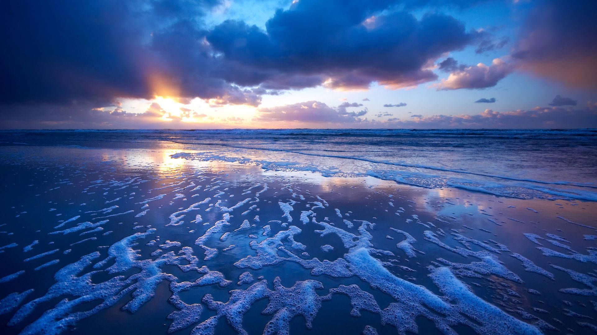 Billede: En betagende solnedgang ved stranden Wallpapers