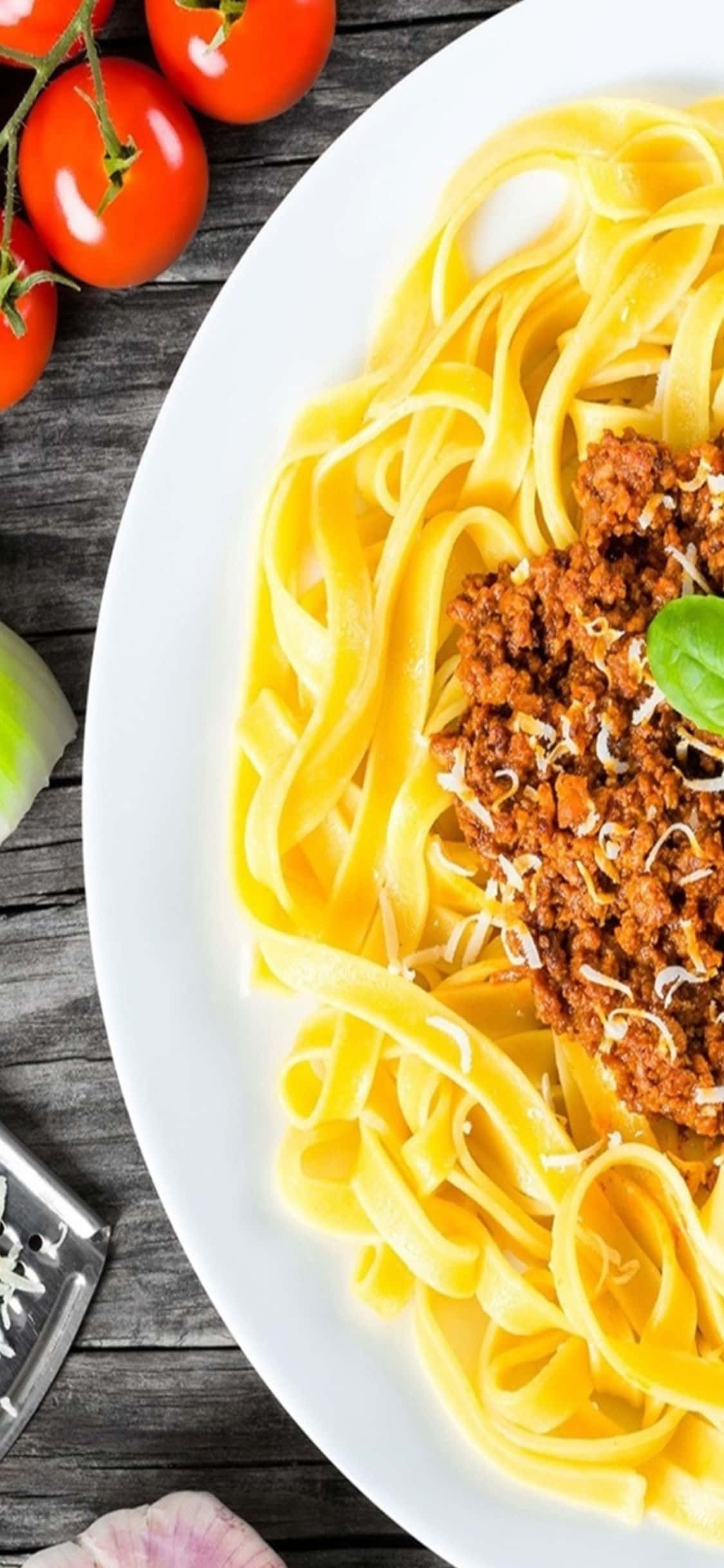 Billede: En tallerken frisk pasta toppet med urter og krydderier Wallpapers