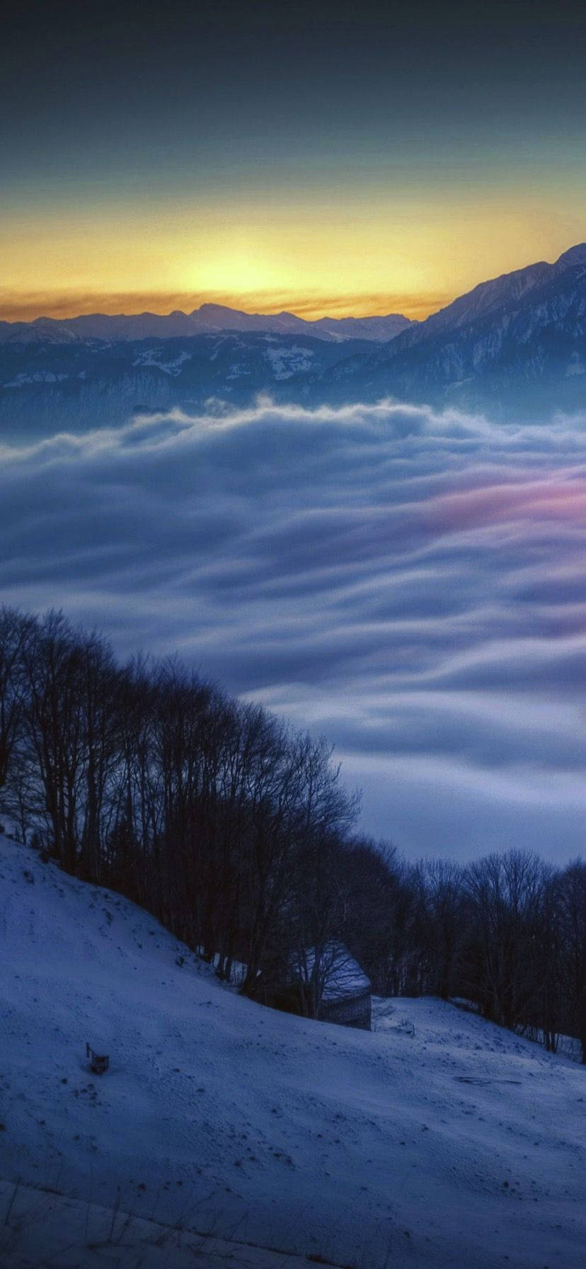 Billede: Solopgang/solnedgang over bjerglandskab foran en blå himmel Wallpapers
