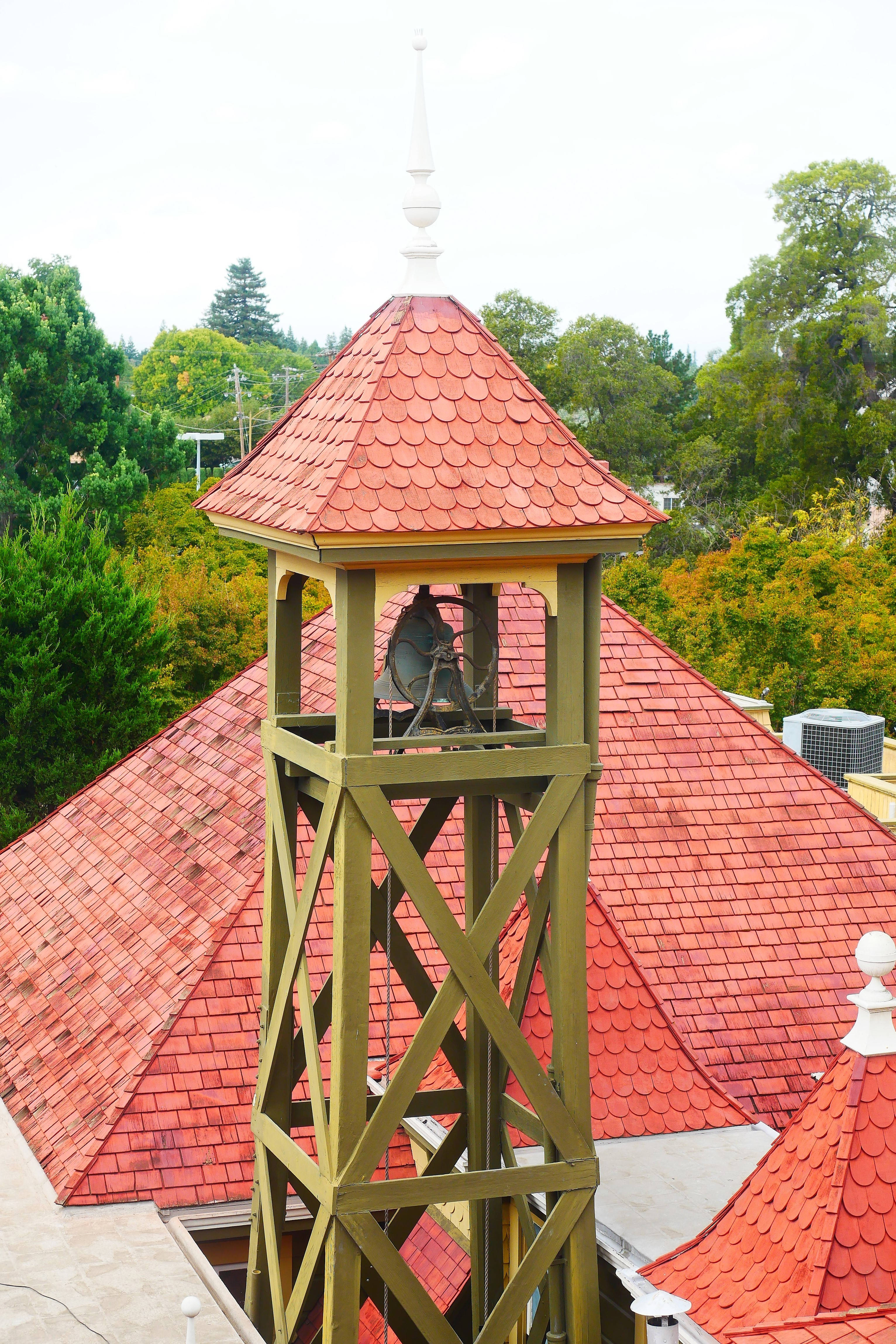 Billedtekst: Det ikoniske klokketårn på Winchester Mystery House Wallpapers