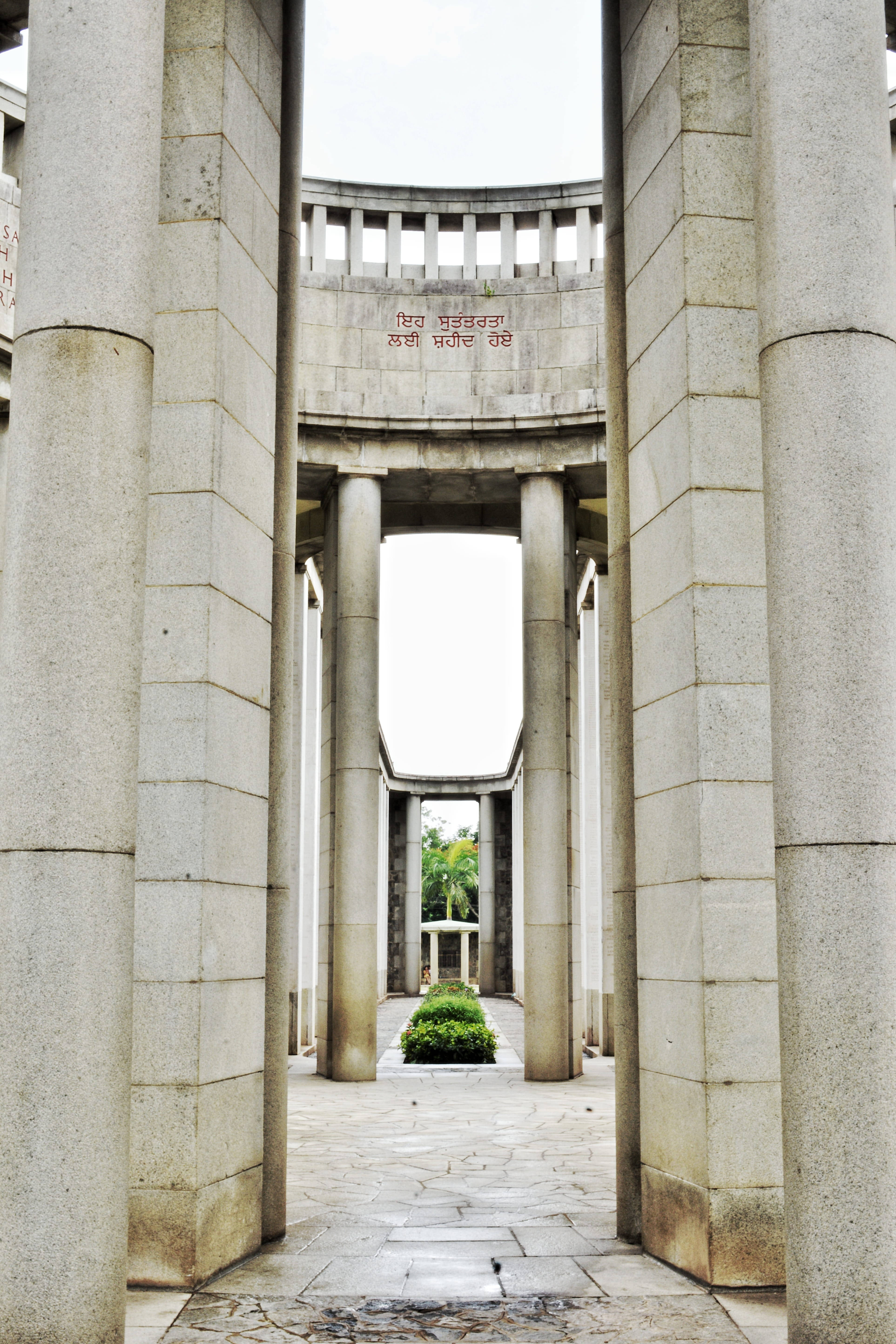 Billedtekst: Højtidelig skønhed ved Yangon Military Cemetery Wallpapers