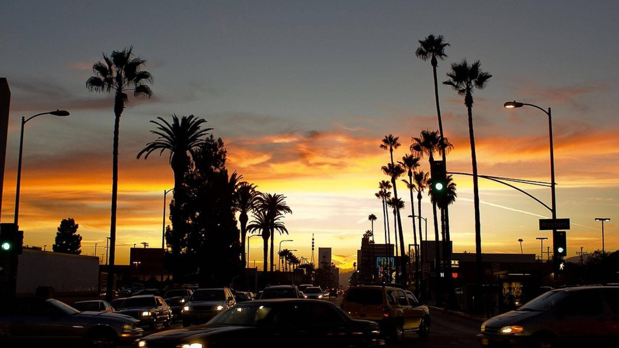 Billedtekst: Majestætisk Los Angeles solnedgang over den ikoniske boulevard Wallpapers