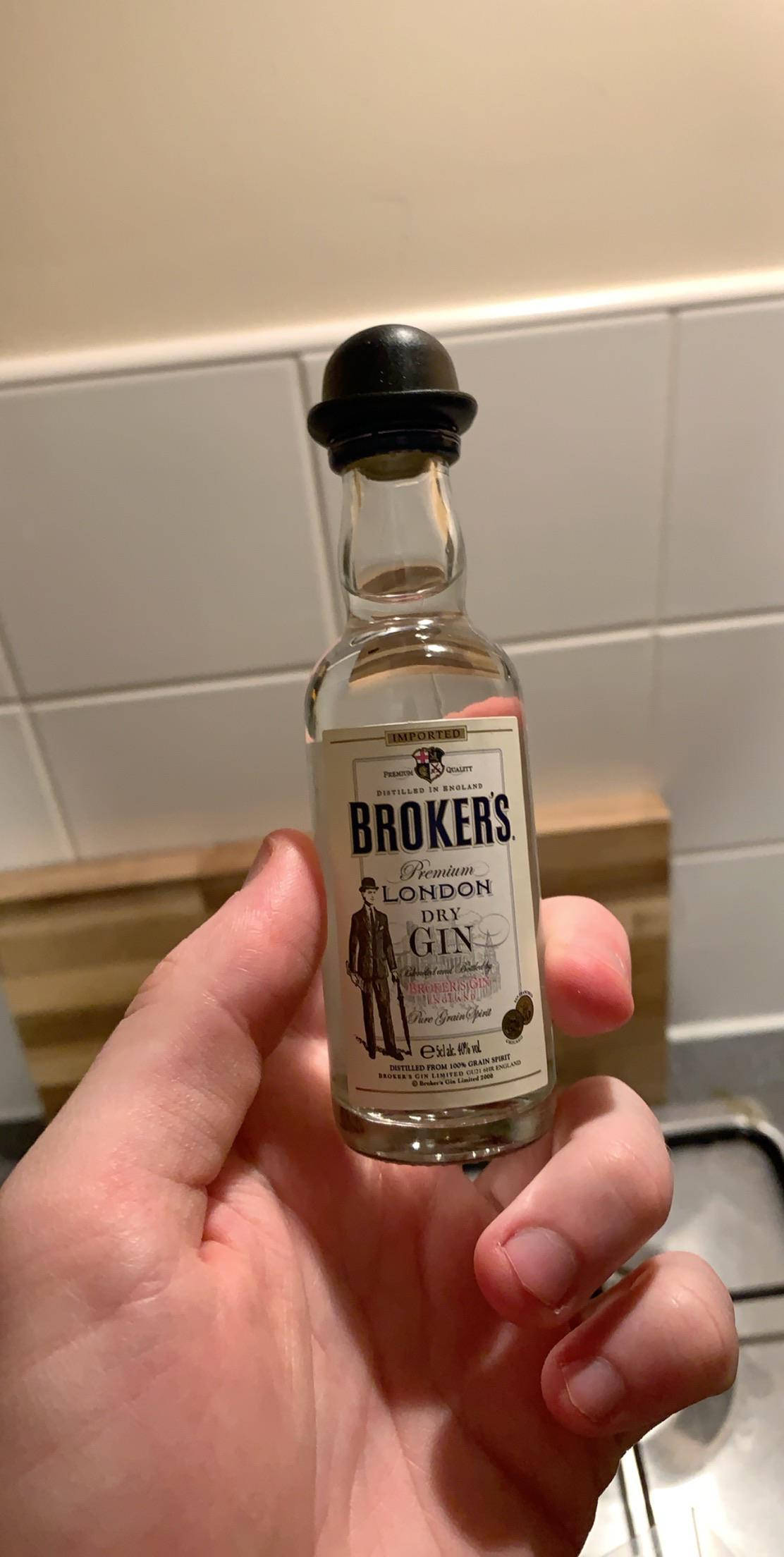 Billedtekst: Miniature Brokers Gin-flaske Wallpapers