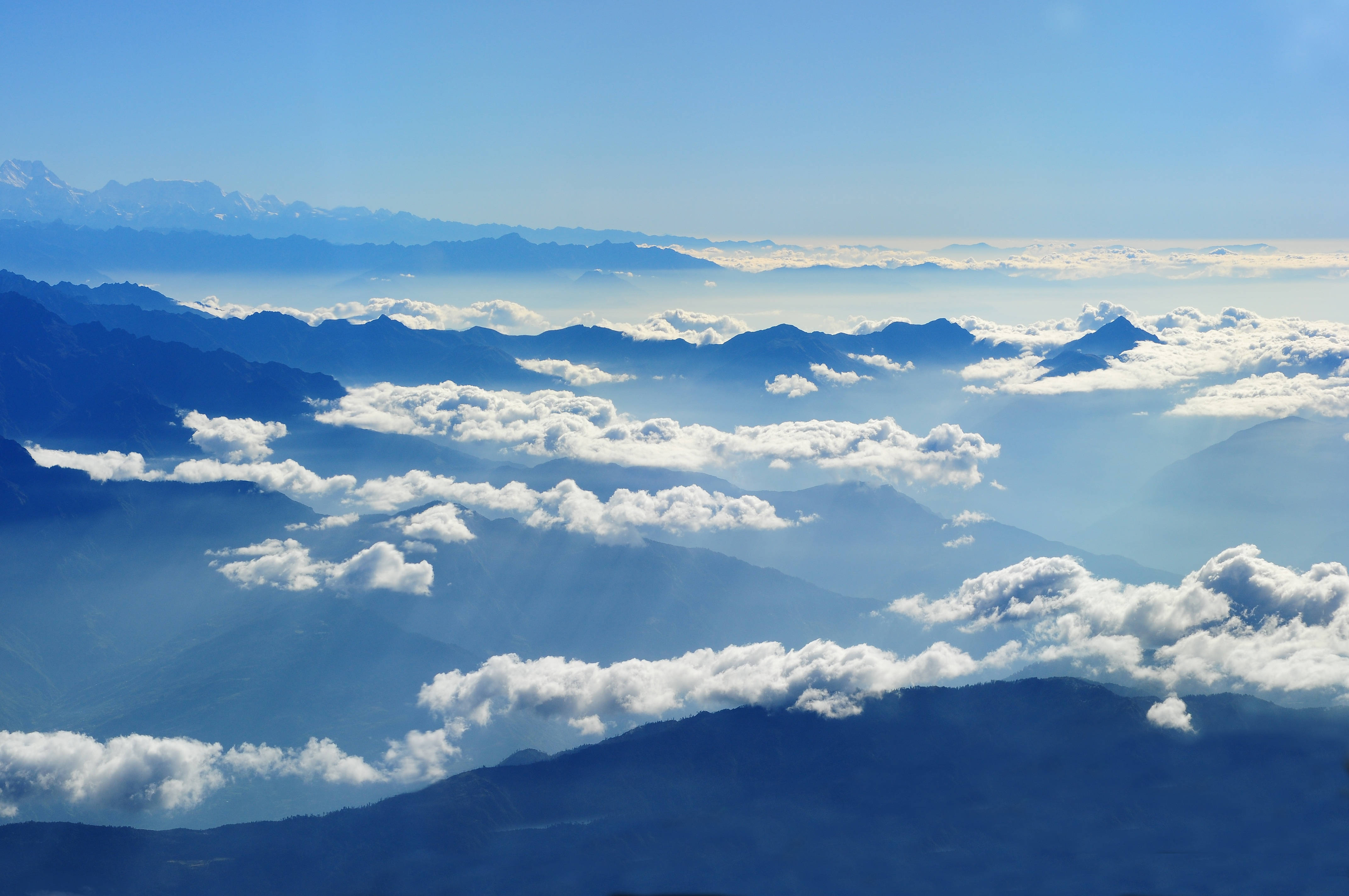 Bjerge, der når op i en skyet himmel Wallpapers