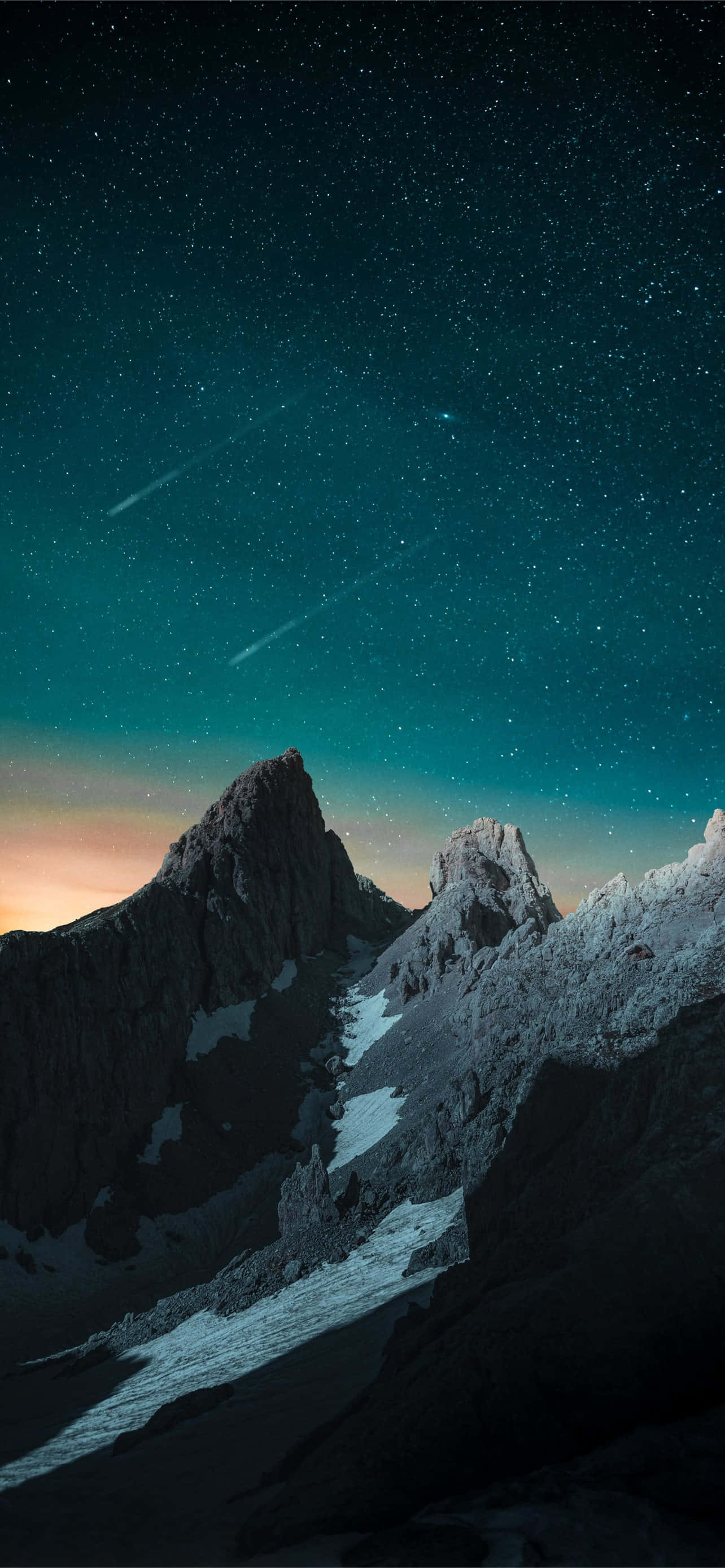 Bjerge med stjerneskud i aftenhimlen Wallpapers