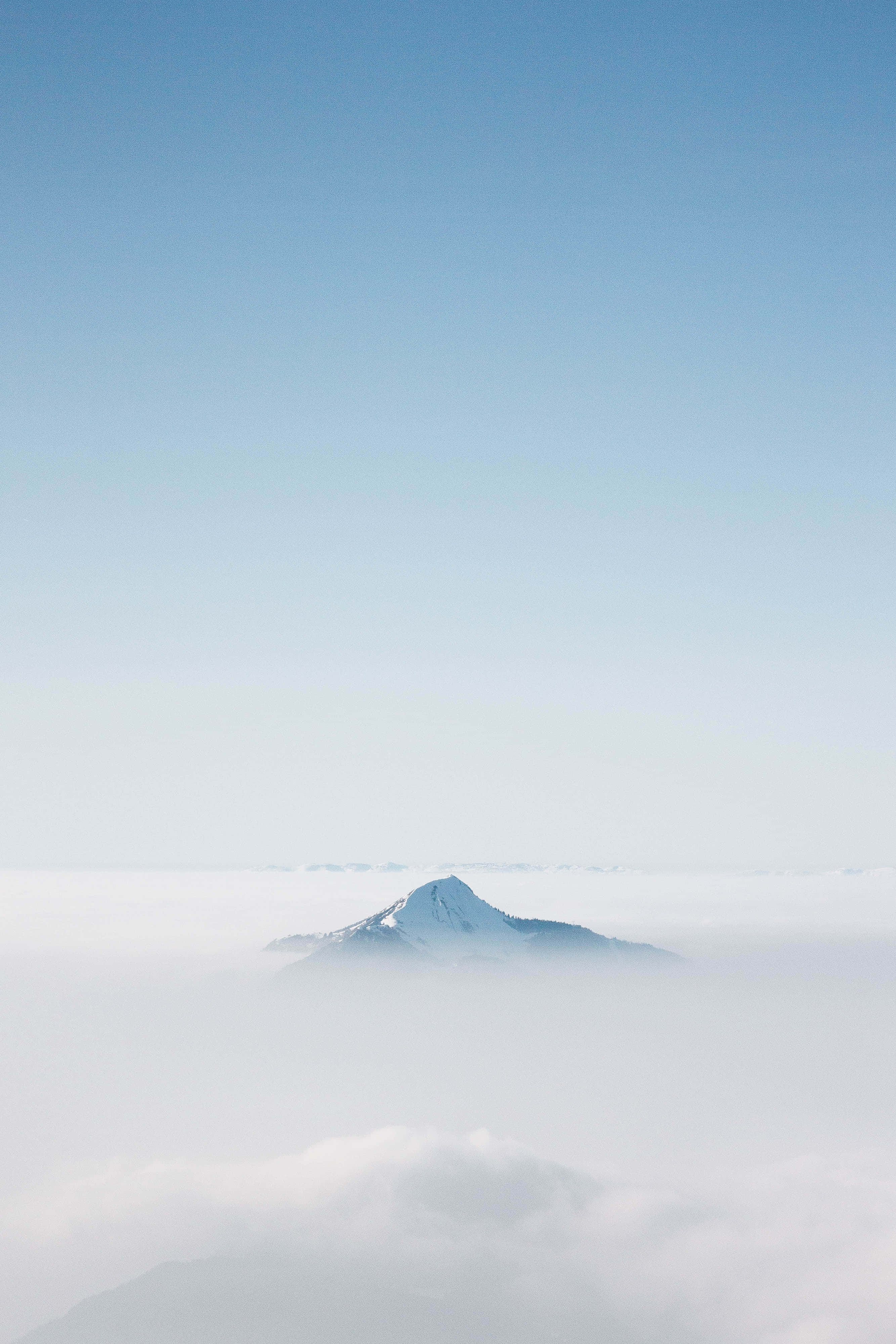 Blå æstetisk baggrund bjerg gennem skyerne Wallpapers