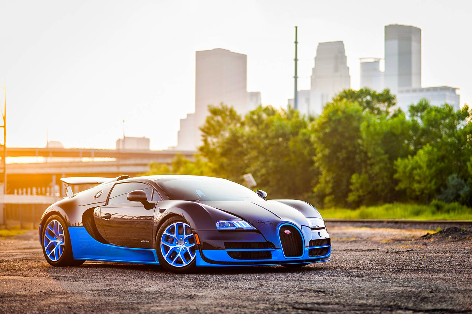 Blå Bugatti Veyron ved solopgang Wallpapers
