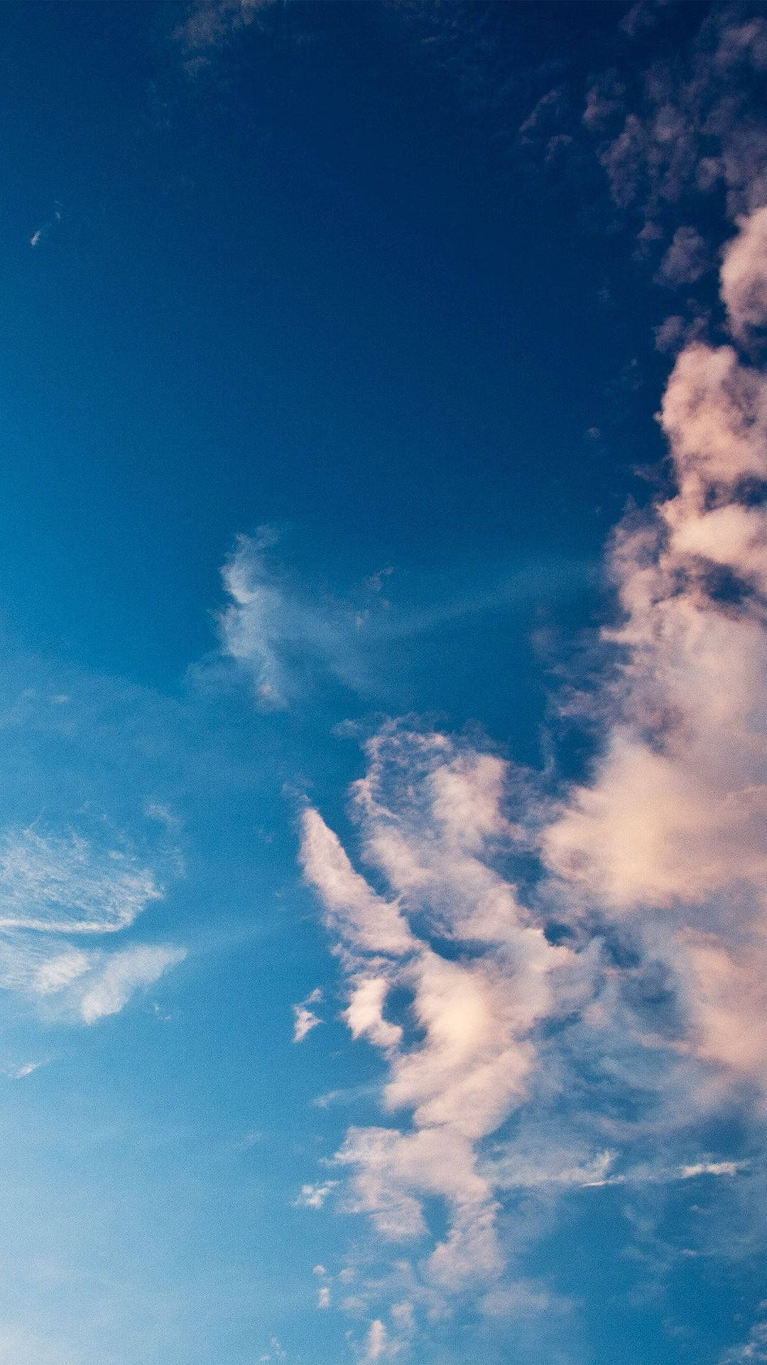 Blå himmel med bløde skyer Wallpapers
