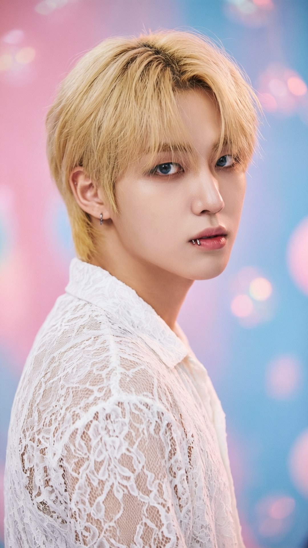 Blond Hyunjin med gennemtrængende blik Wallpapers