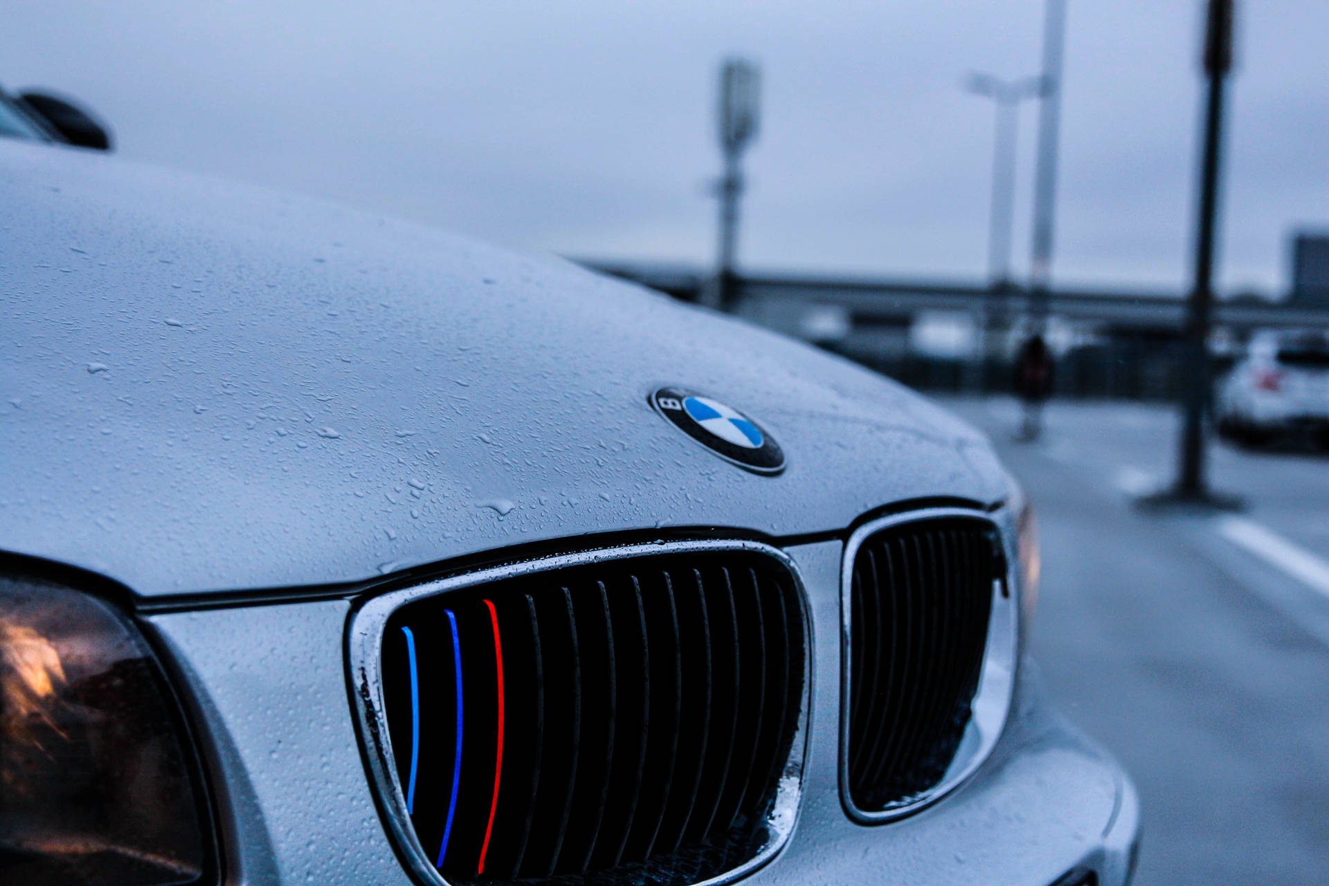 Nærbillede tapet af hvid BMW bil motorhjelm med regndråber — Bmw Wallpapers