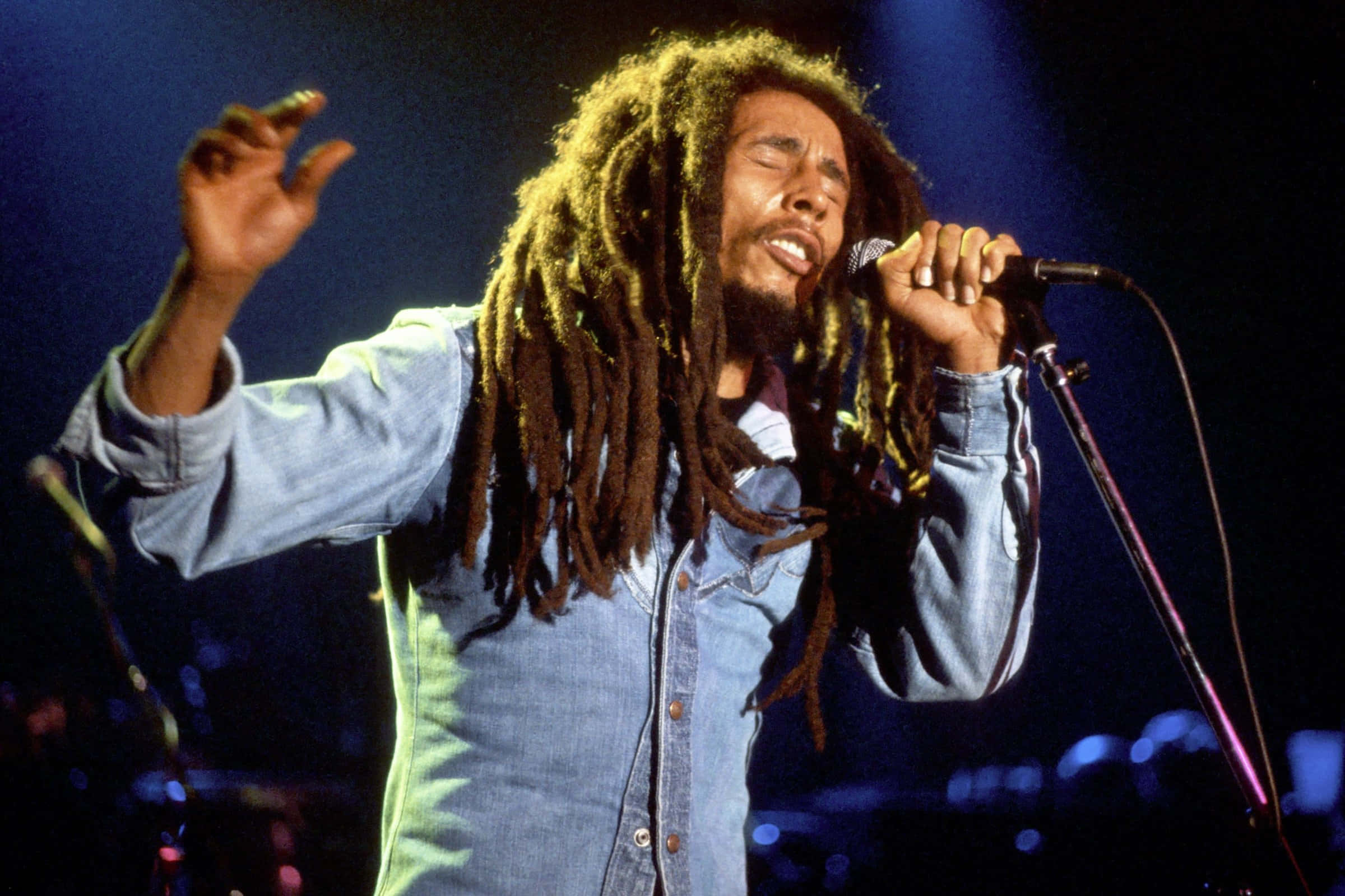 bob marley synger ind i en mikrofon Wallpapers