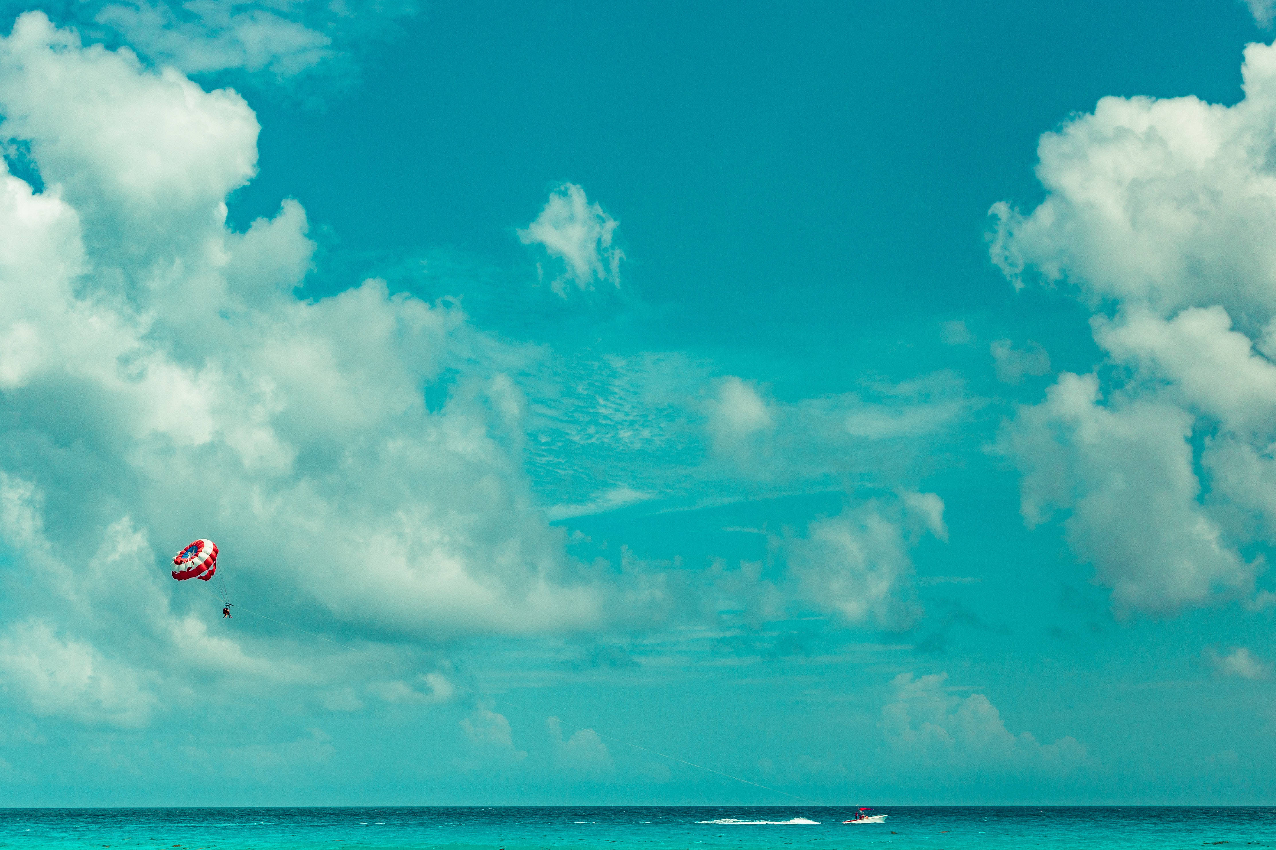 Bredt billede af person der paraglider Wallpapers