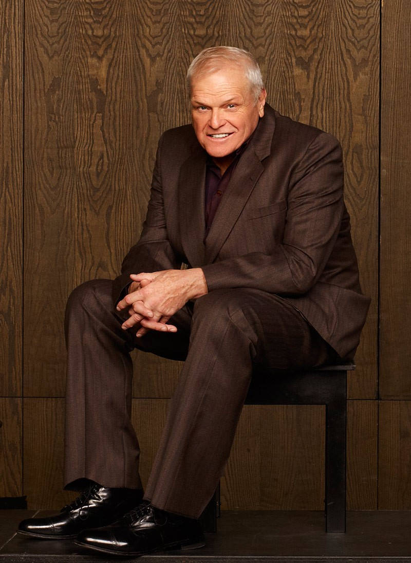 Brian Dennehy Brun Æstetisk Dragt Træbaggrund Wallpapers