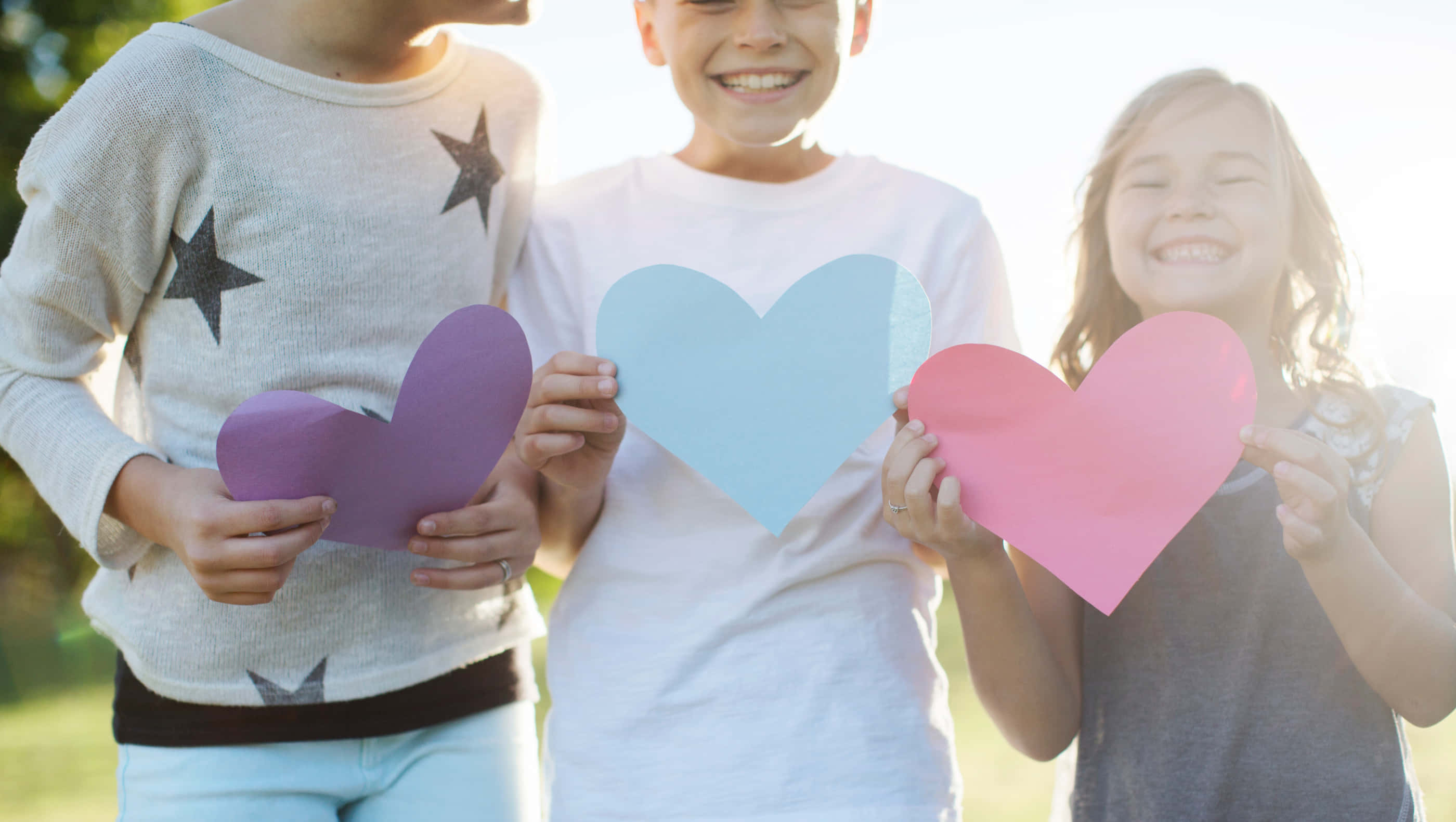 Børn holder hjerte af papir til Valentinsdag Wallpapers