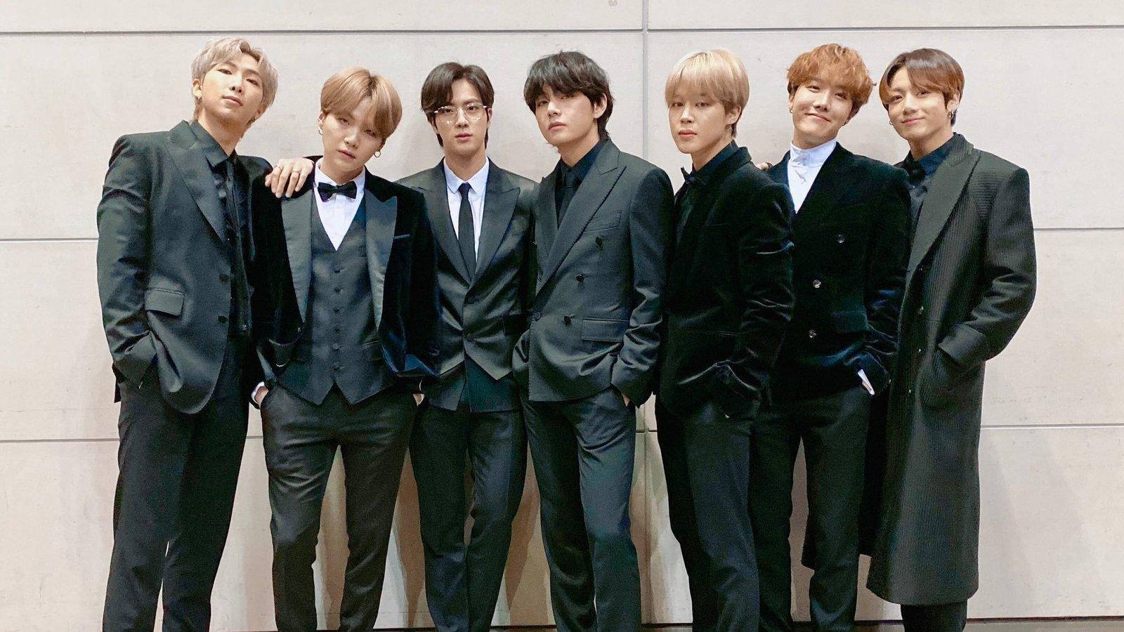 BTS 2020 i sort jakkesæt Wallpapers